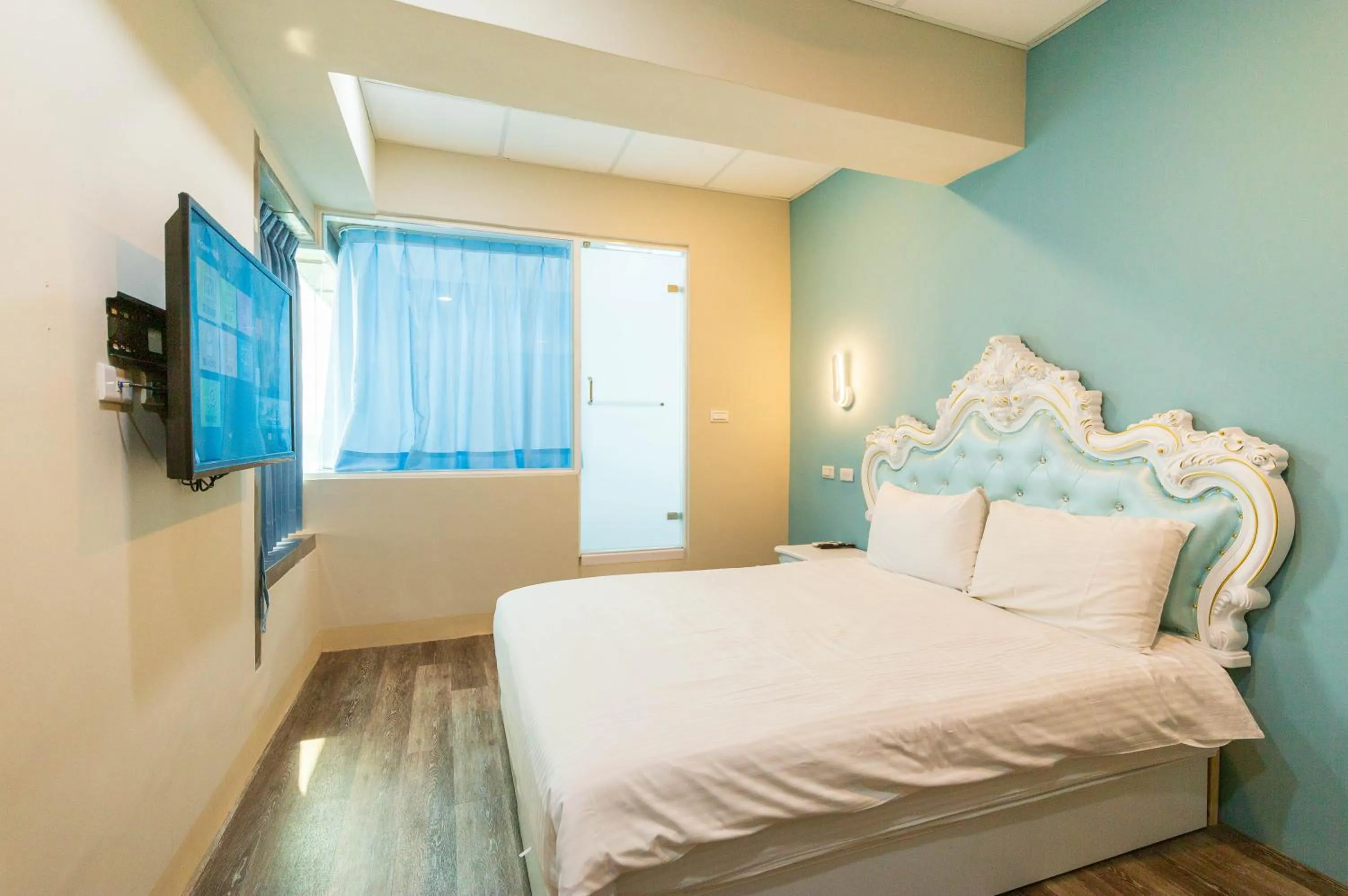 Photo of the whole room, Bed in Liu He Su Hotel