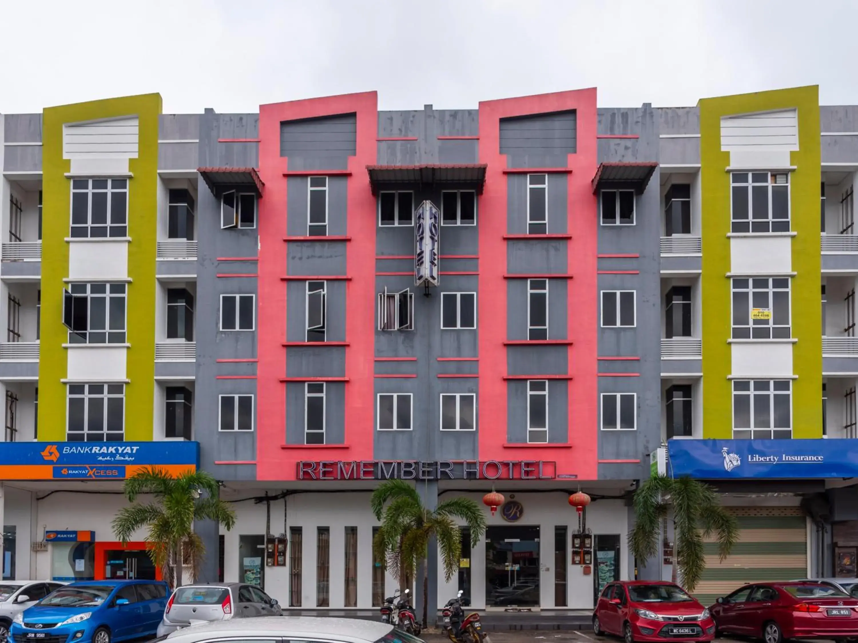 Facade/entrance in Remember Hotel Bukit Gambir Facade/entrance in Remember Hotel Bukit Gambir