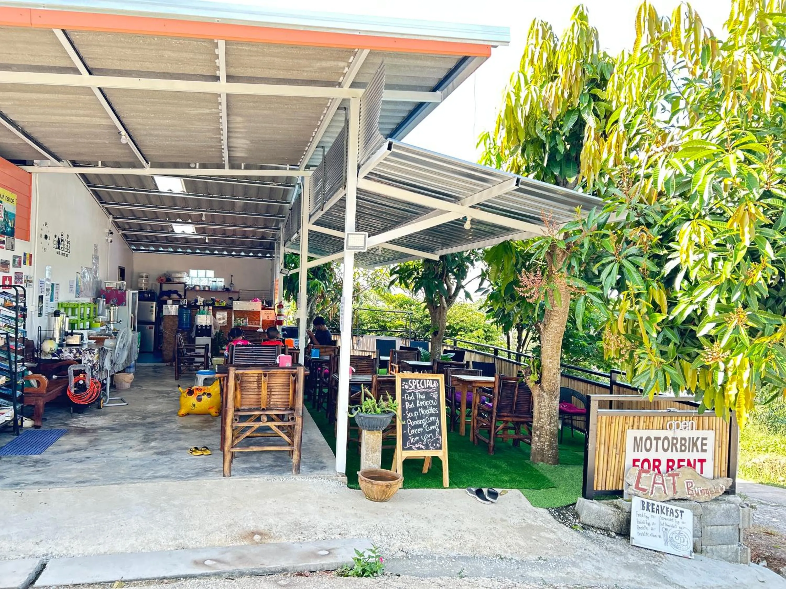 Restaurant/places to eat in Cat Bungalow