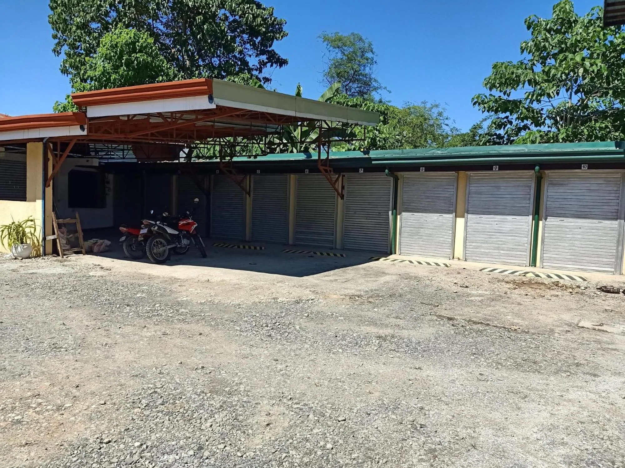 Parking in MB's Garden Inn