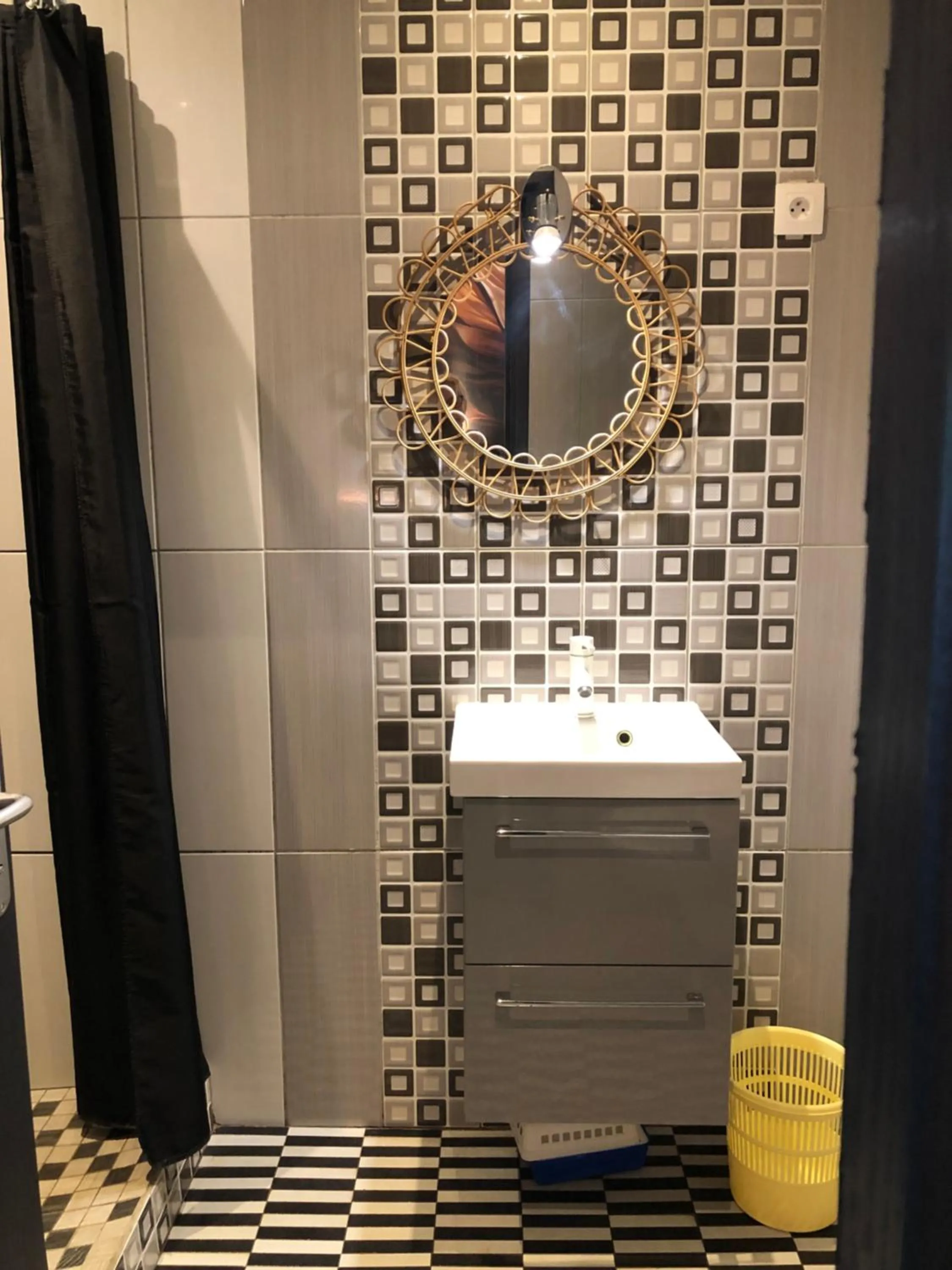 Bathroom in Hôtel les Bougainvilliers