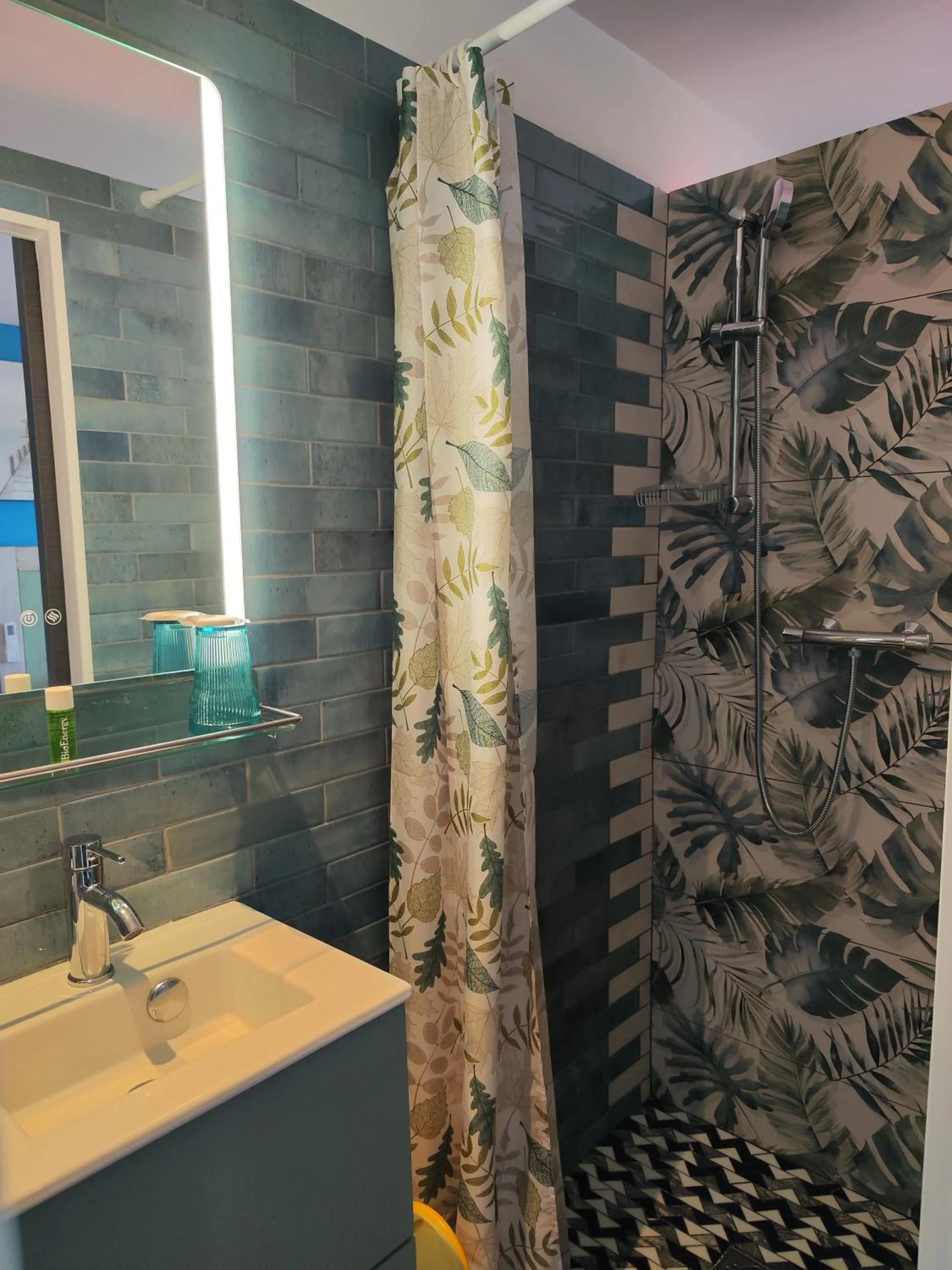 Bathroom in Hôtel les Bougainvilliers