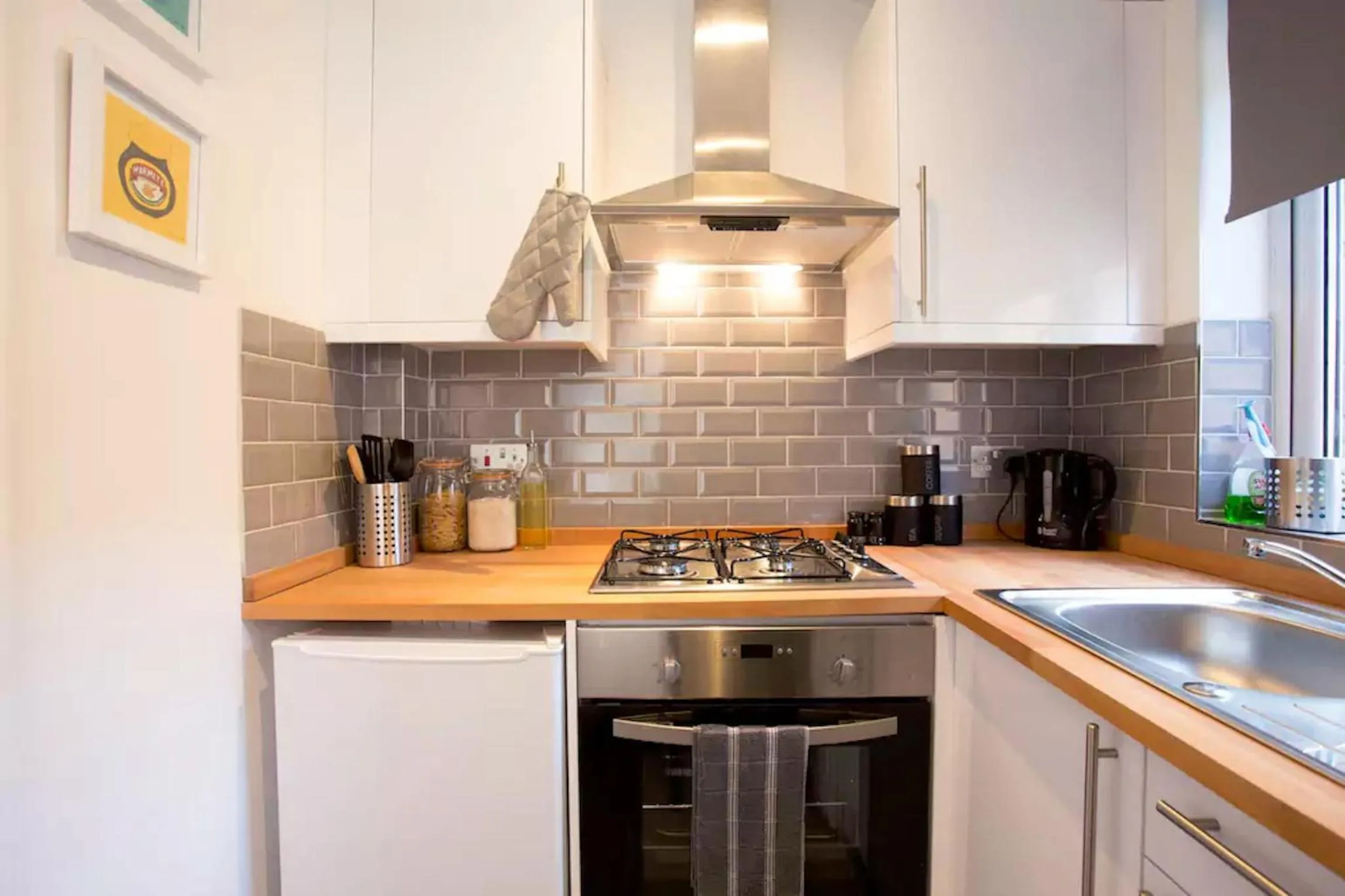 Kitchen or kitchenette in Hastings House - Modern 2 Bedroom House in Central Luton & Near Airport