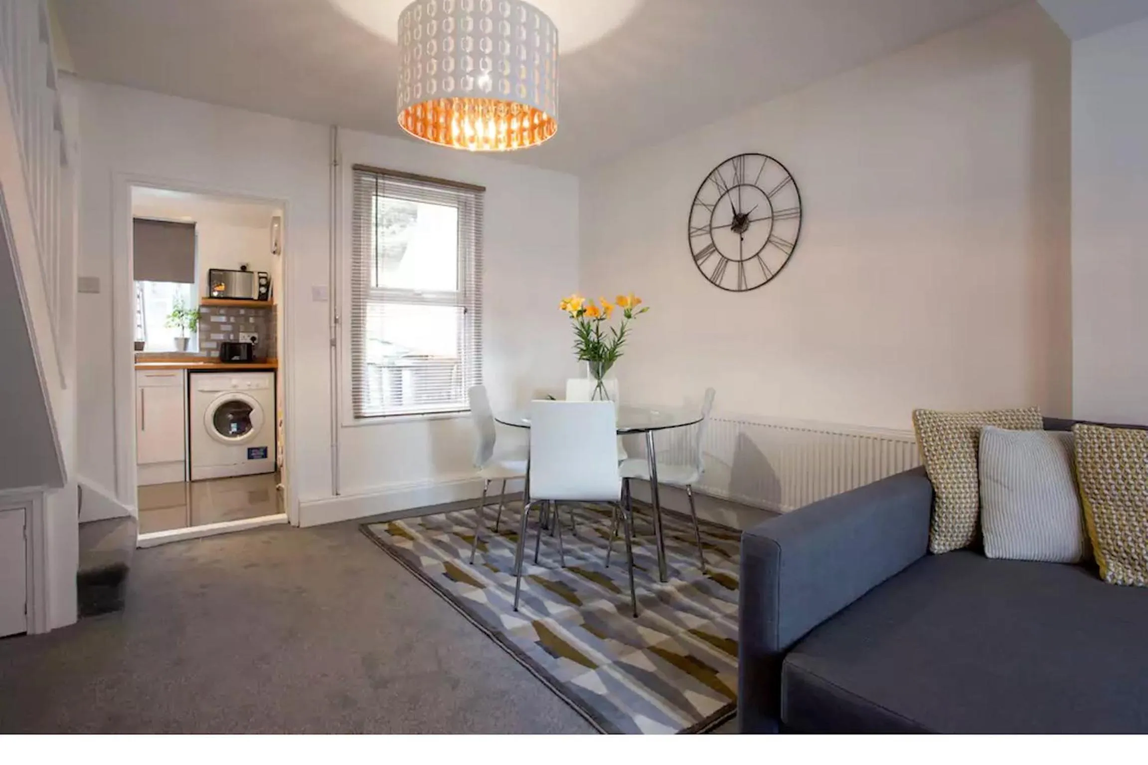 Dining area in Hastings House - Modern 2 Bedroom House in Central Luton & Near Airport