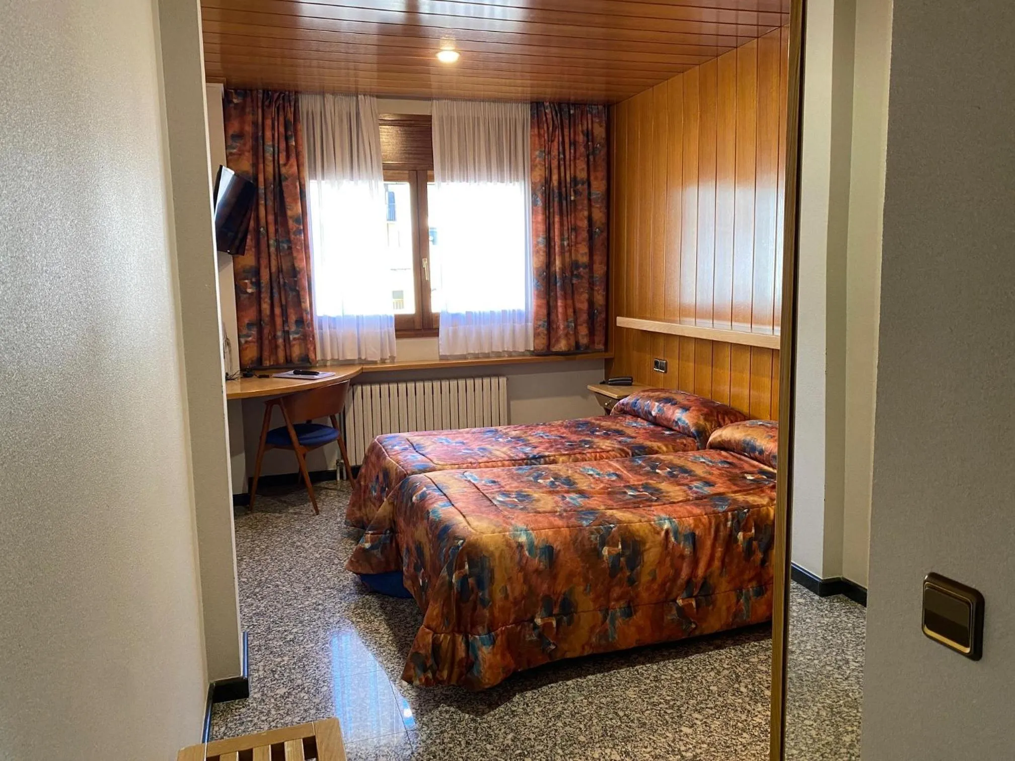 TV and multimedia, Bed in Hotel Sant Antoni