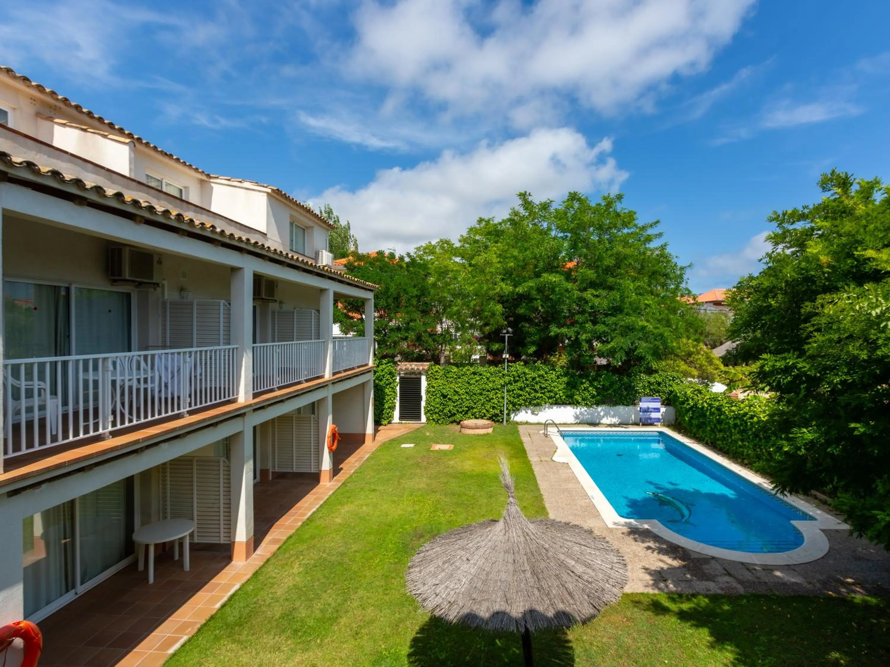 Swimming pool in Apartamentos Sunway Tara
