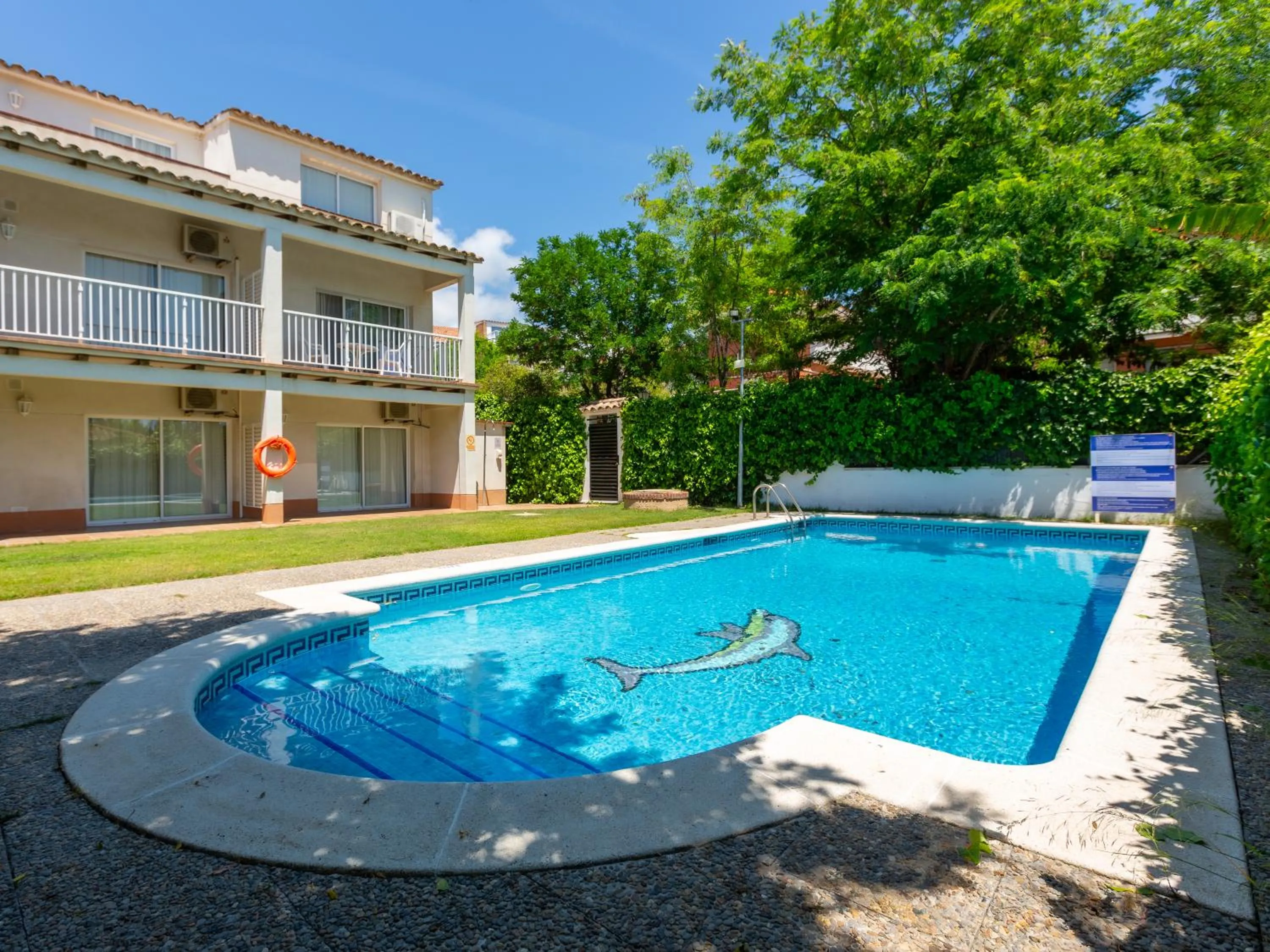 Swimming pool in Apartamentos Sunway Tara