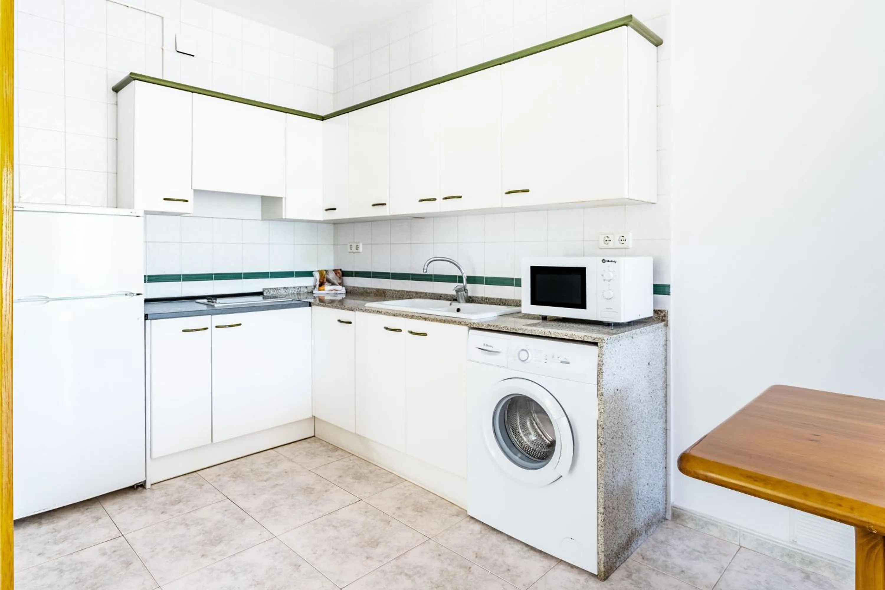 Kitchen or kitchenette in Apartamentos Sunway Tara