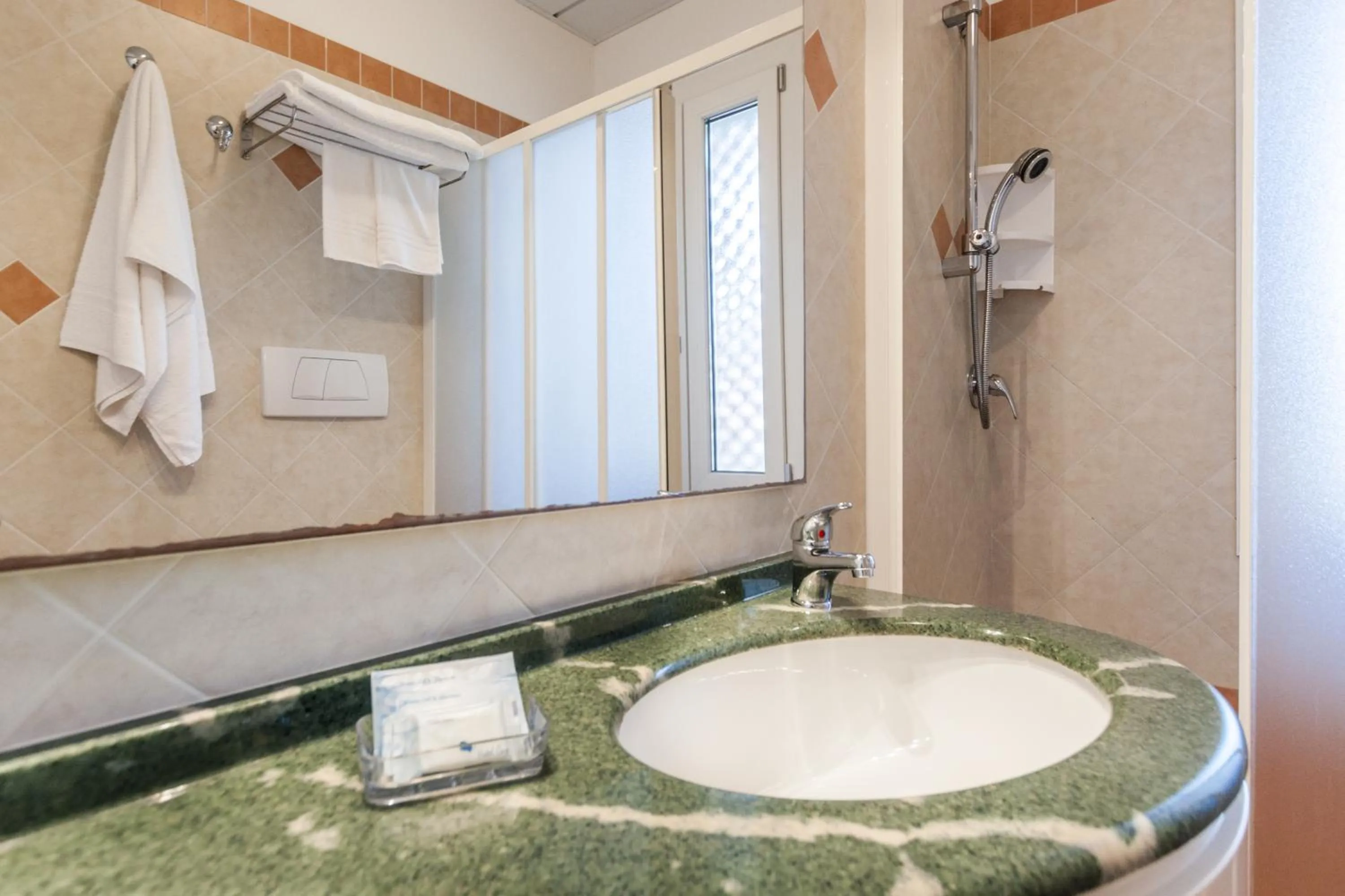 Bathroom in Hotel Donatella Pinarella