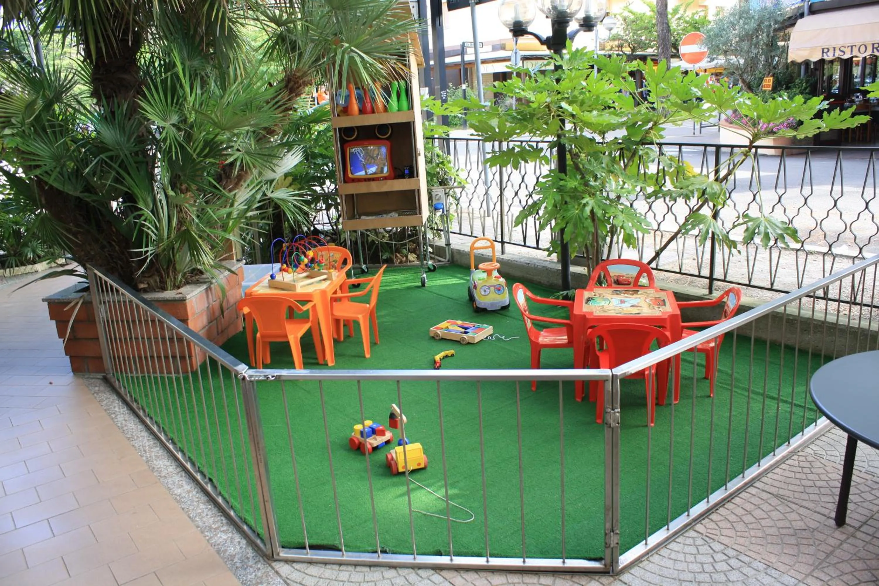 Garden in Hotel Donatella Pinarella