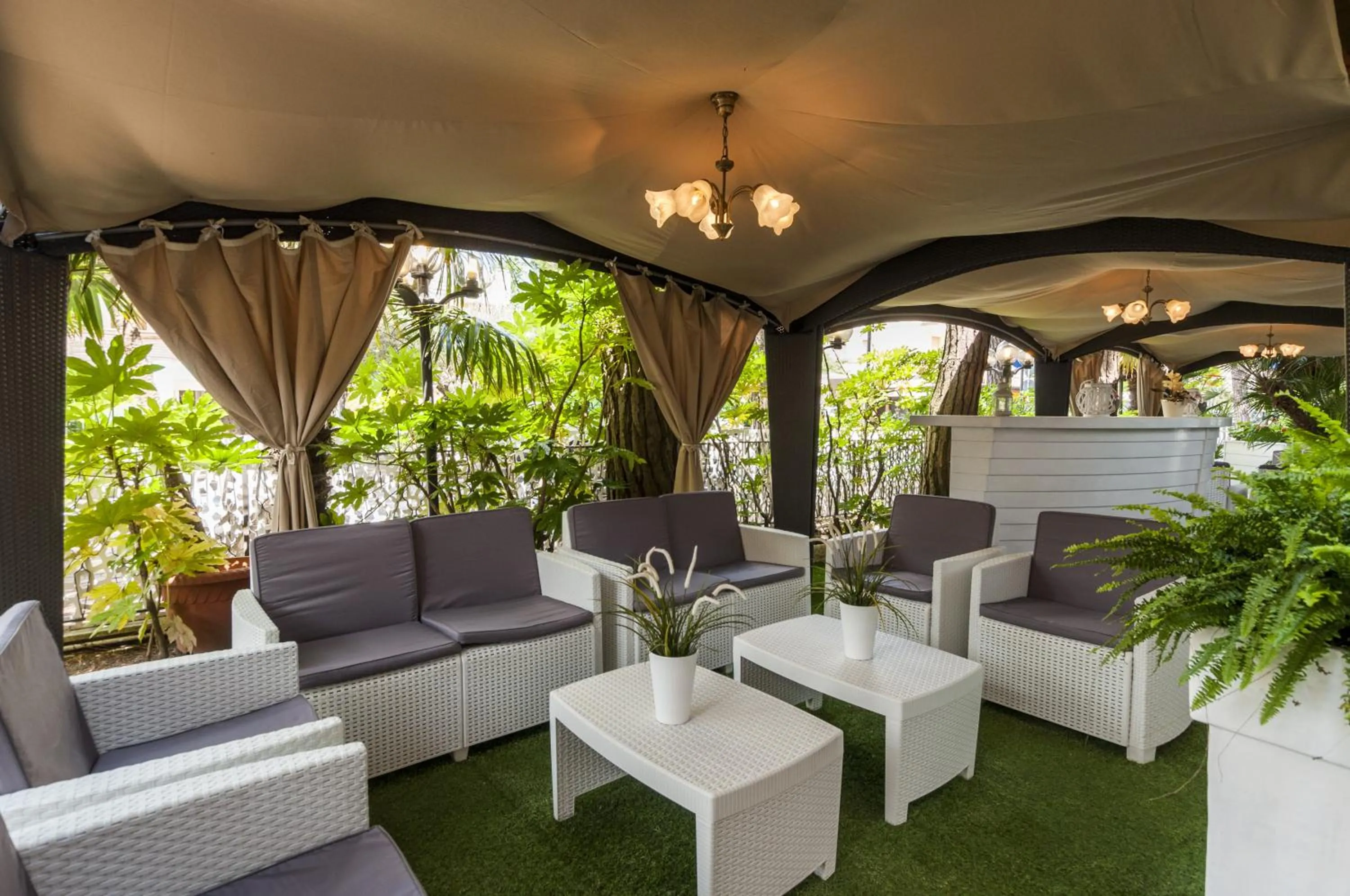 Garden in Hotel Donatella Pinarella