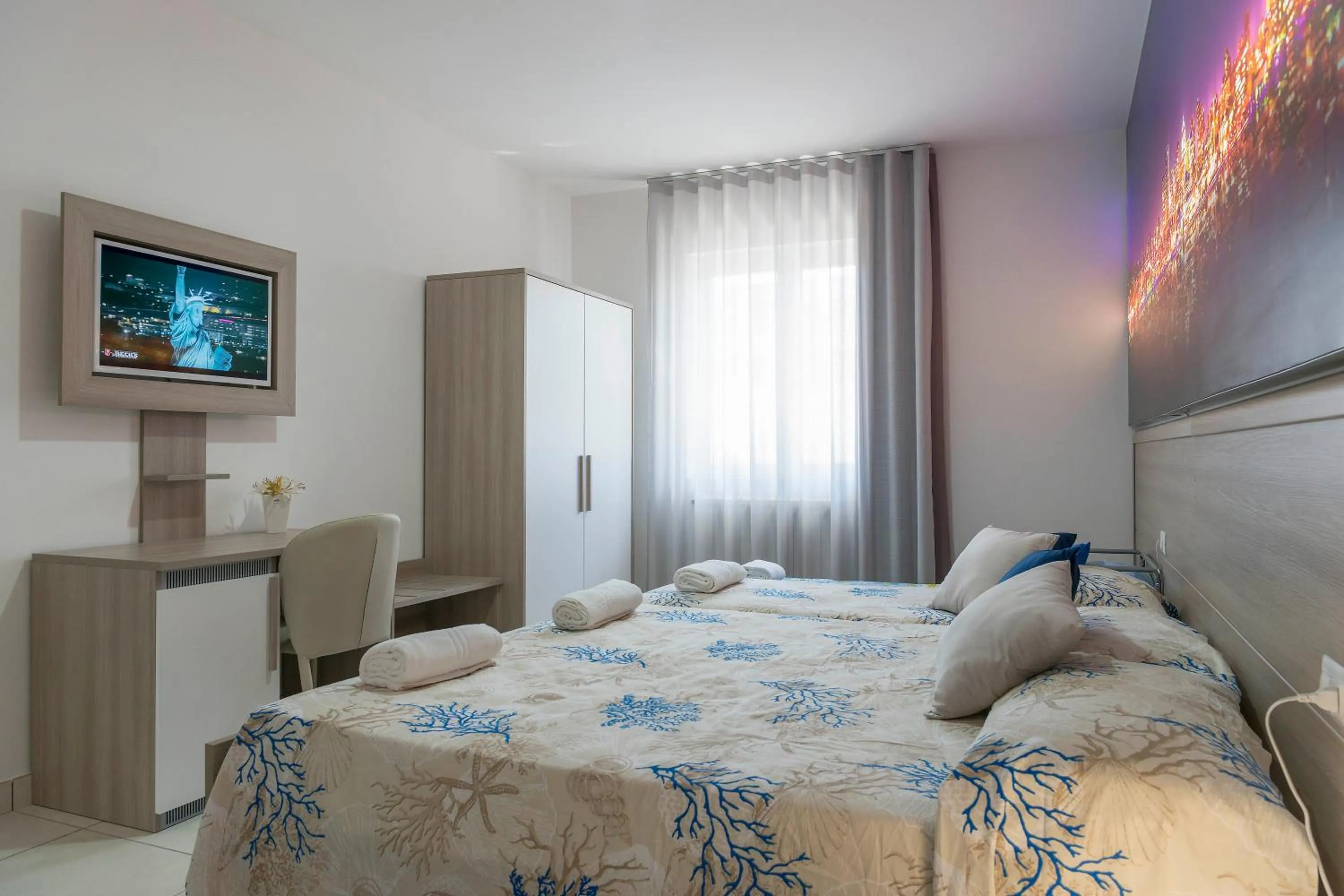 Photo of the whole room, Bed in Hotel America