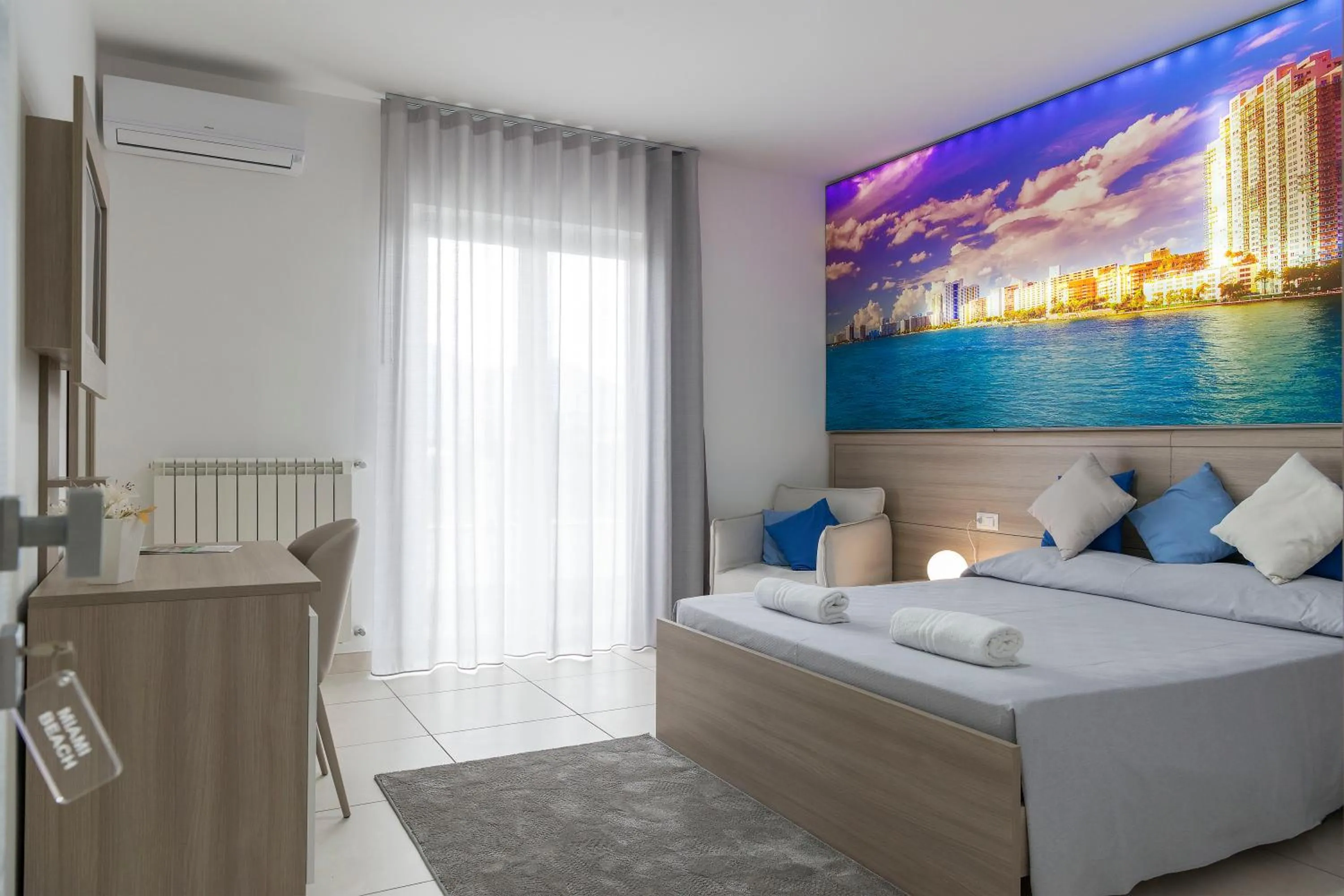 Photo of the whole room, Bed in Hotel America