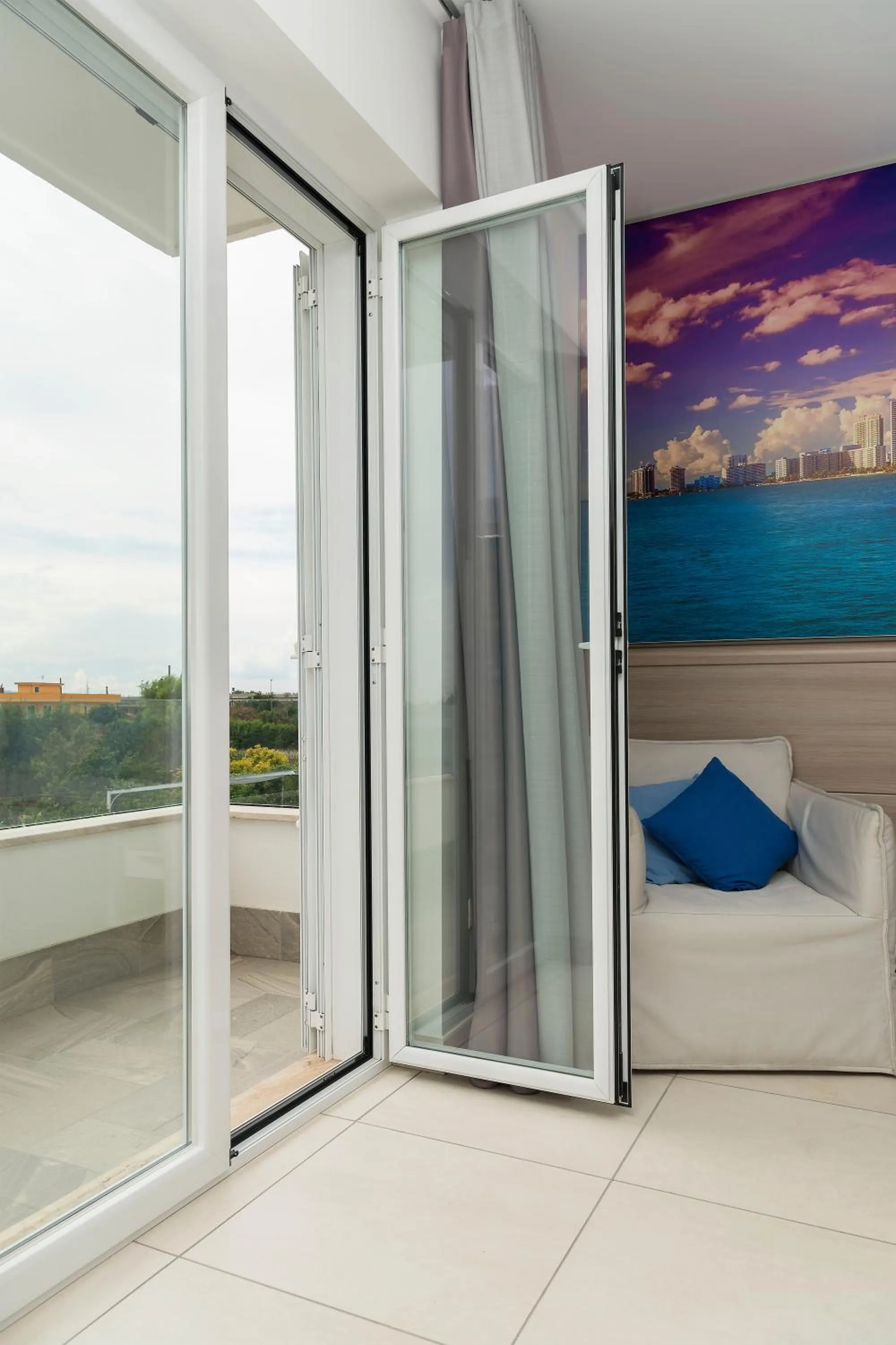 Balcony/Terrace, Bed in Hotel America
