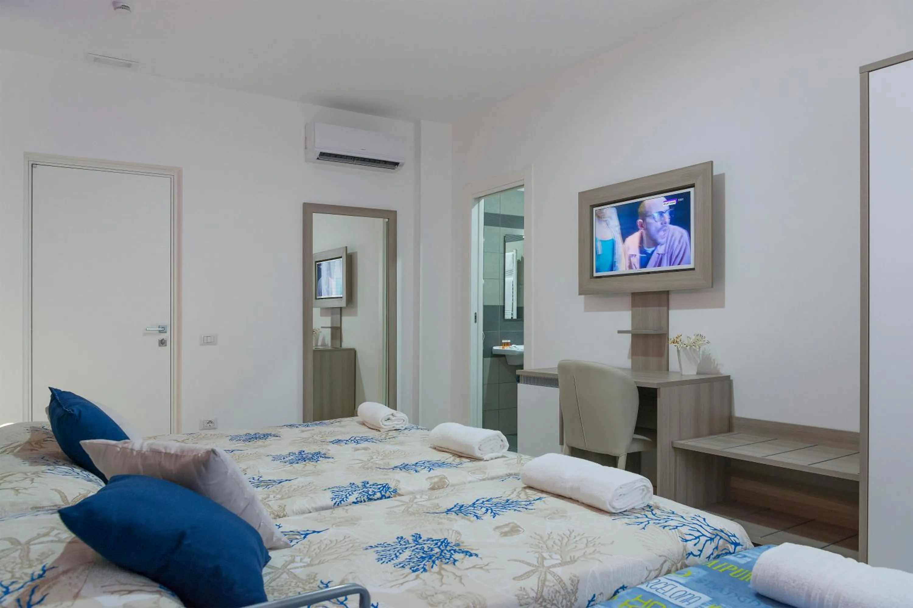 Photo of the whole room, Bed in Hotel America