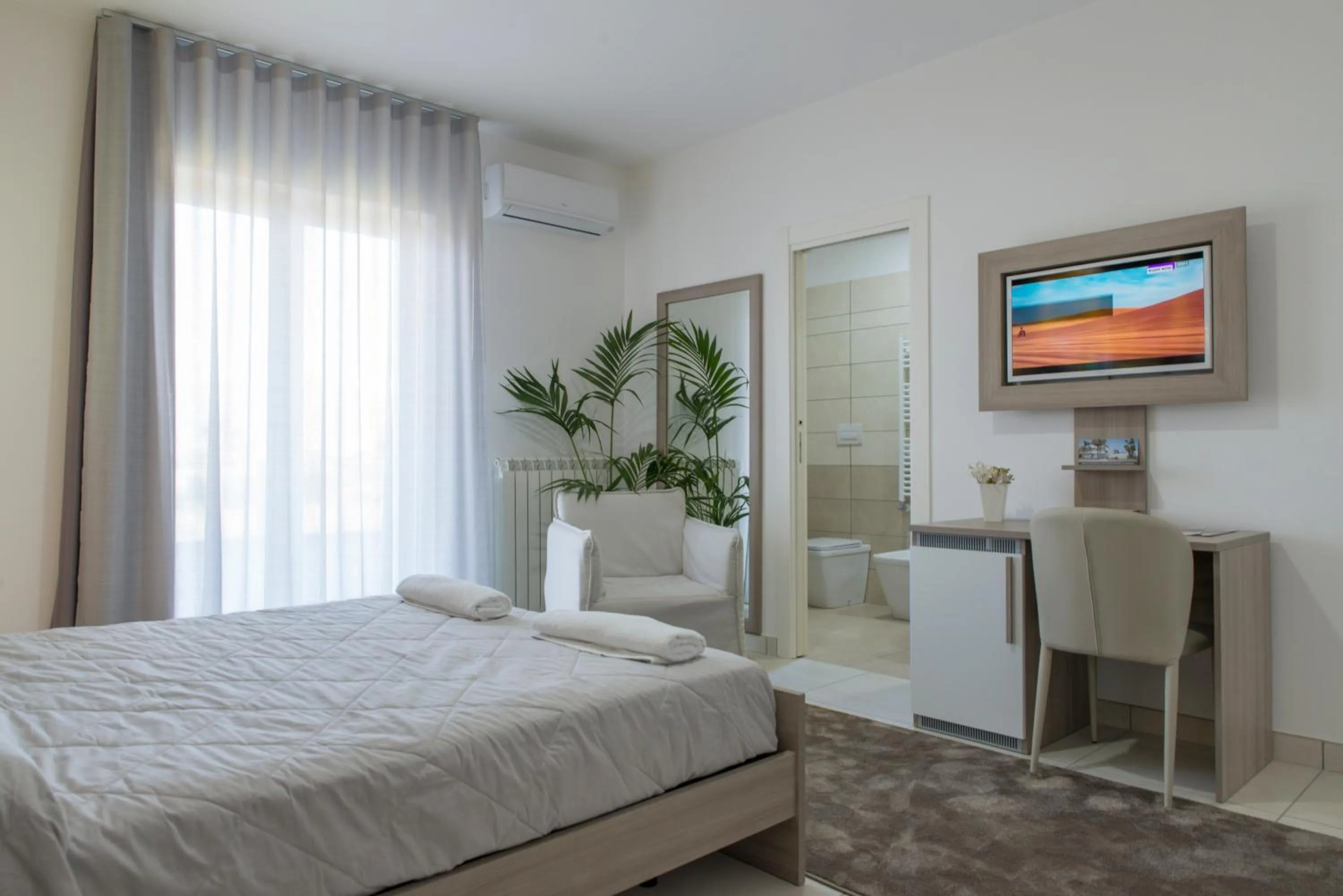 Photo of the whole room, Bed in Hotel America