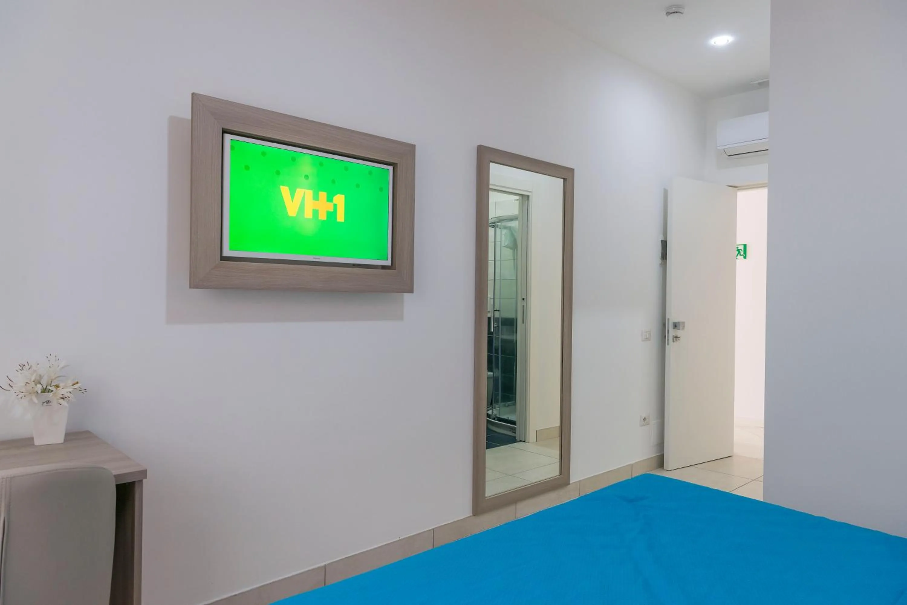 Photo of the whole room, Bed in Hotel America