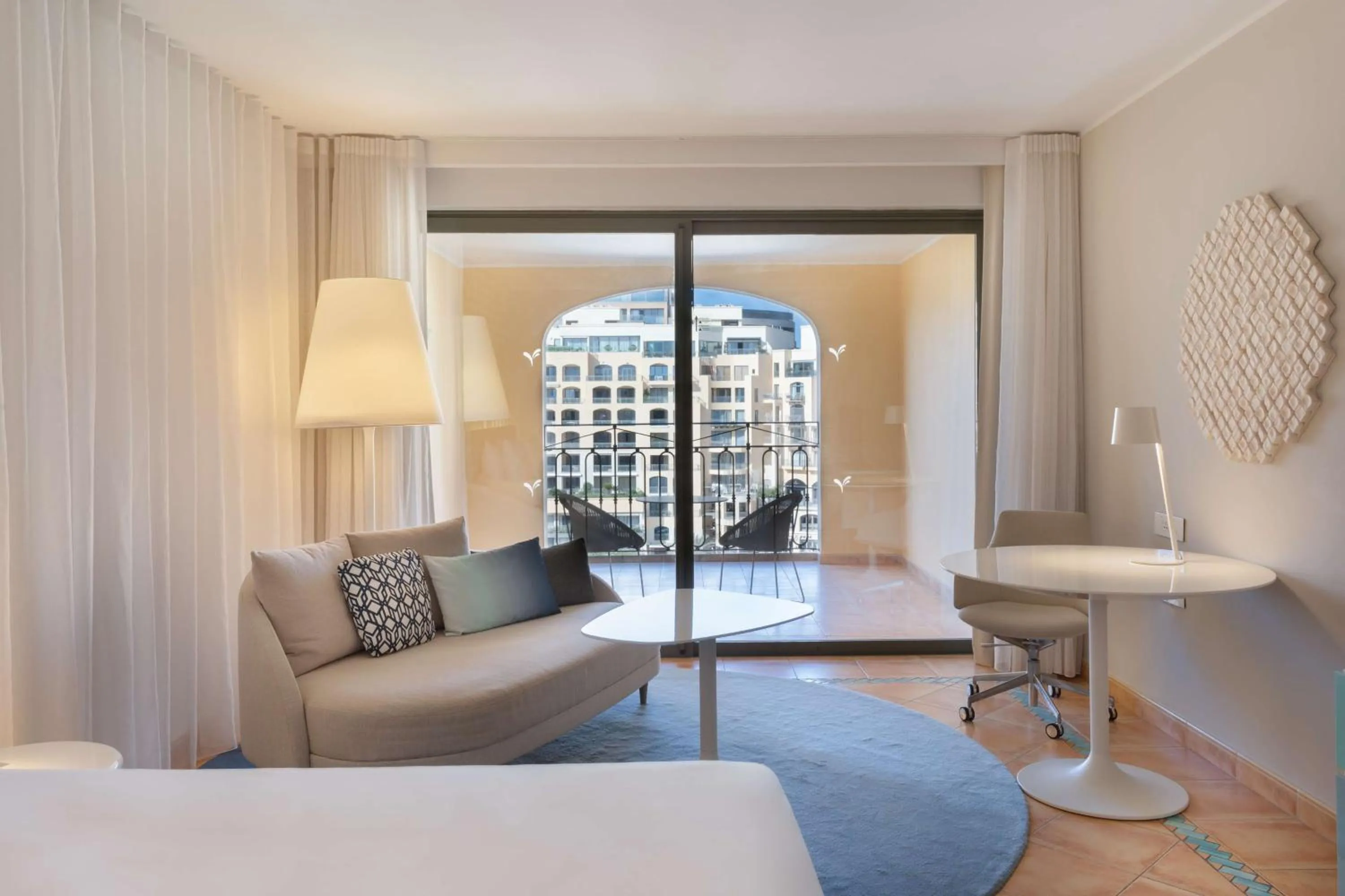 Living room, Bed in Hilton Malta