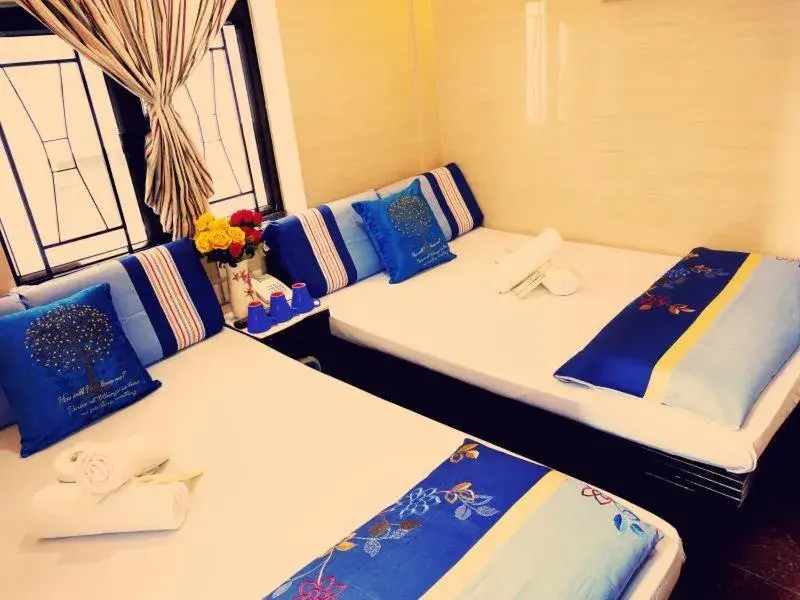 Deluxe Family Room in Paris Guest House, 10 E4 Deluxe Family Room in Paris Guest House, 10 E4