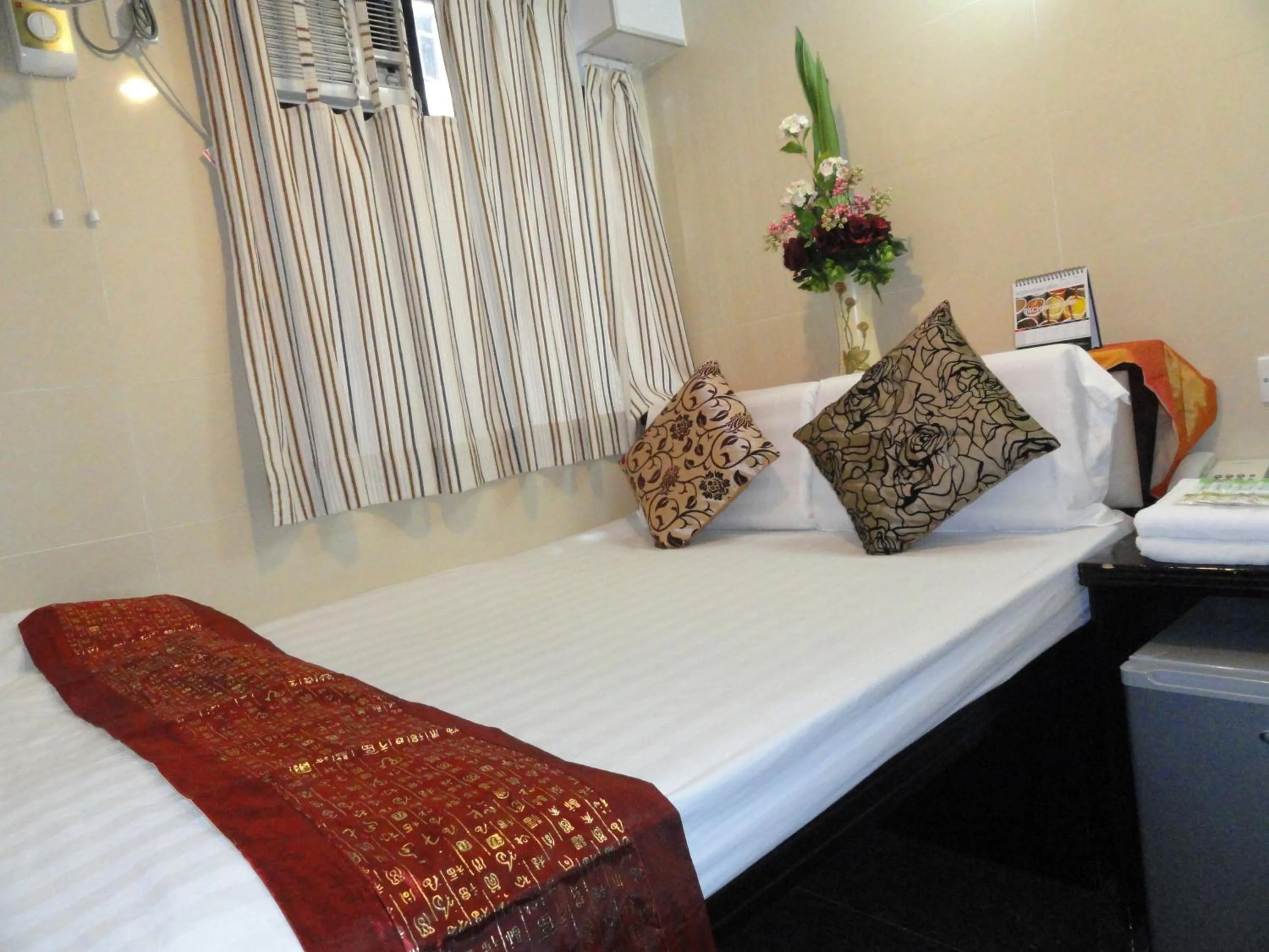 Bed in Paris Guest House, 10F FLAT D8 BLOCK D E RECEPTION 24 HOUR TSIM SHA TSUI KOWLOON