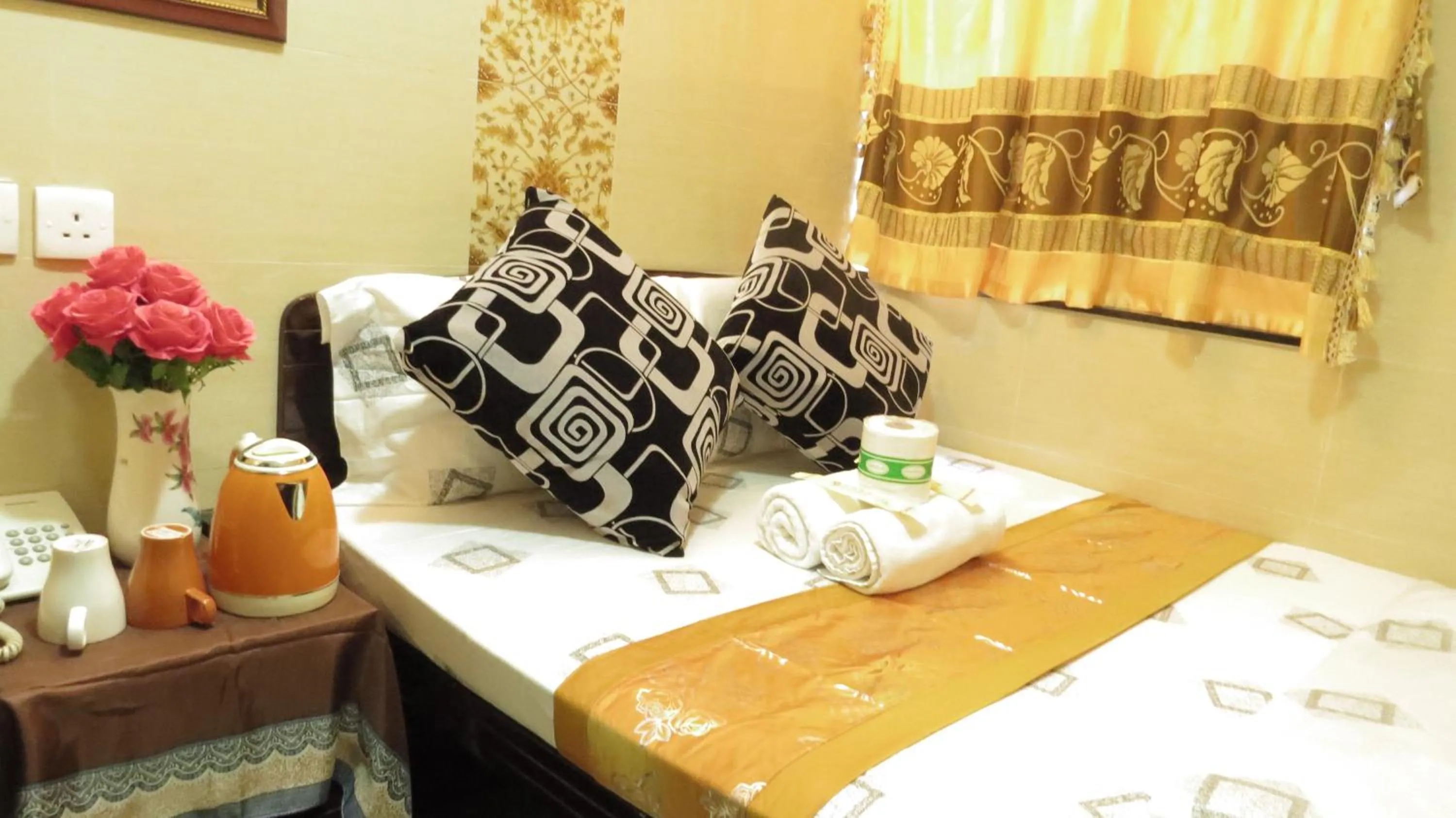 Bed in Paris Guest House, 10F FLAT D8 BLOCK D E RECEPTION 24 HOUR TSIM SHA TSUI KOWLOON