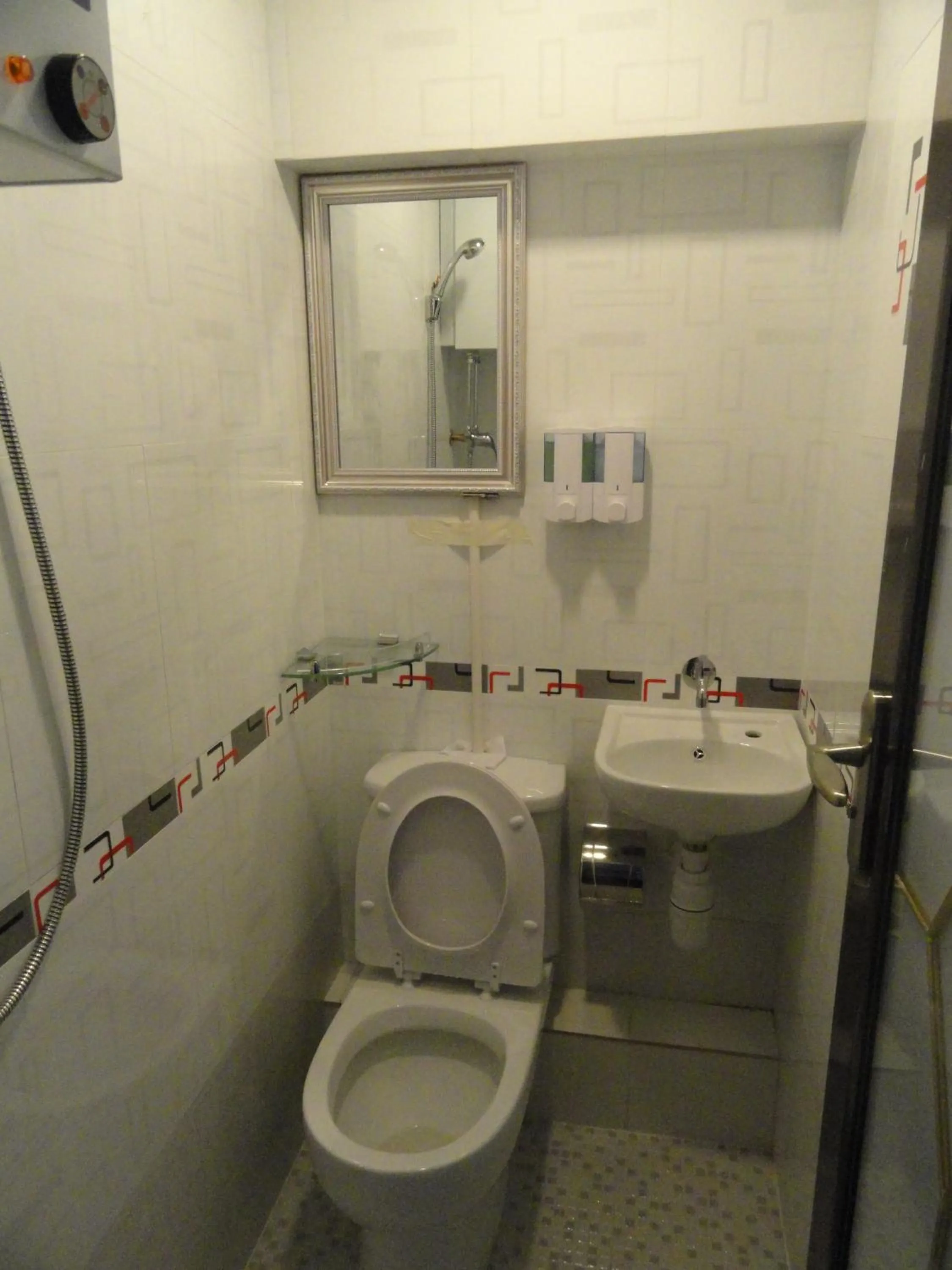 Toilet in Paris Guest House, 10F FLAT D8 BLOCK D E RECEPTION 24 HOUR TSIM SHA TSUI KOWLOON