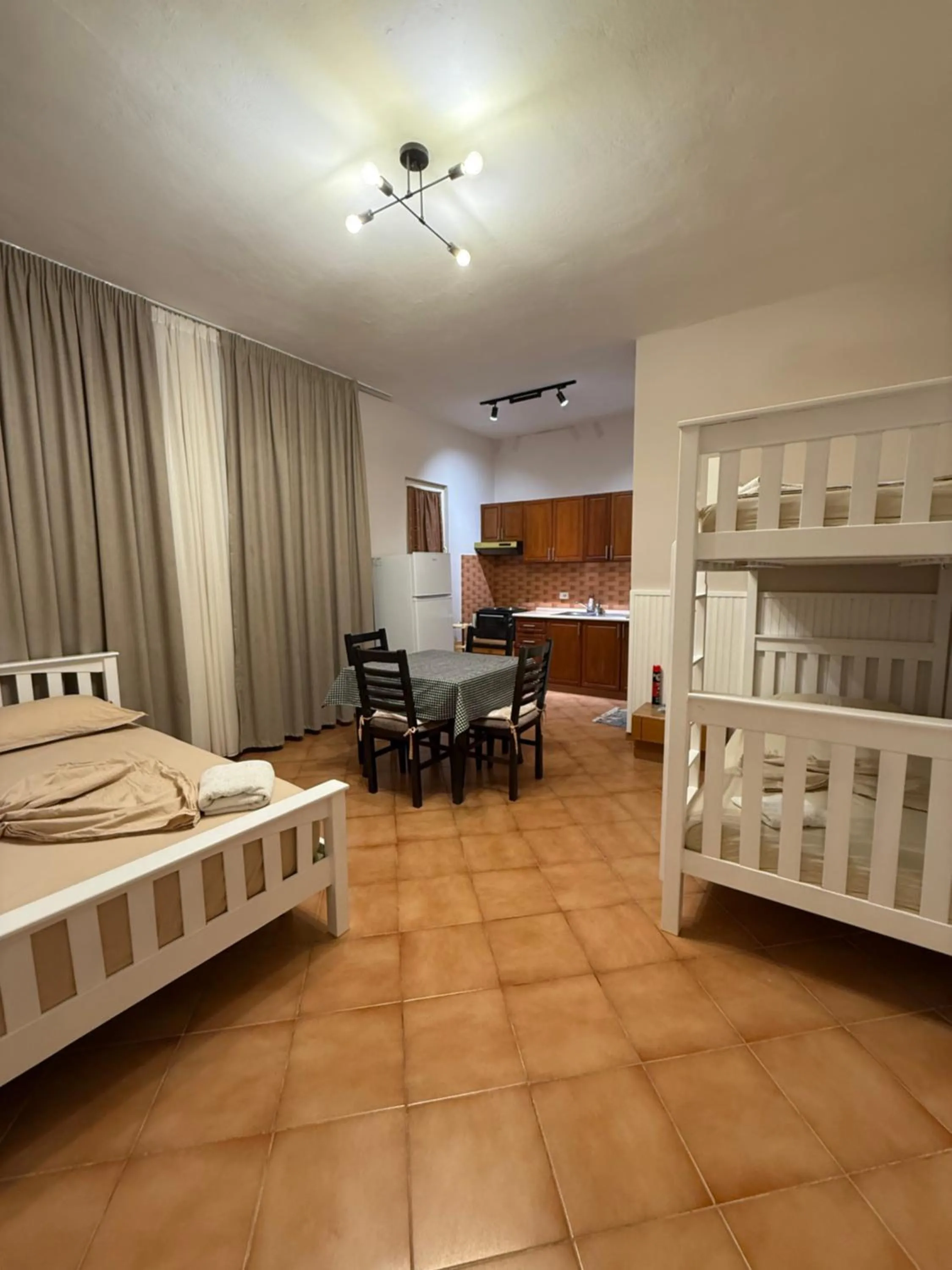Dining area, Bed in Guroal Holiday House