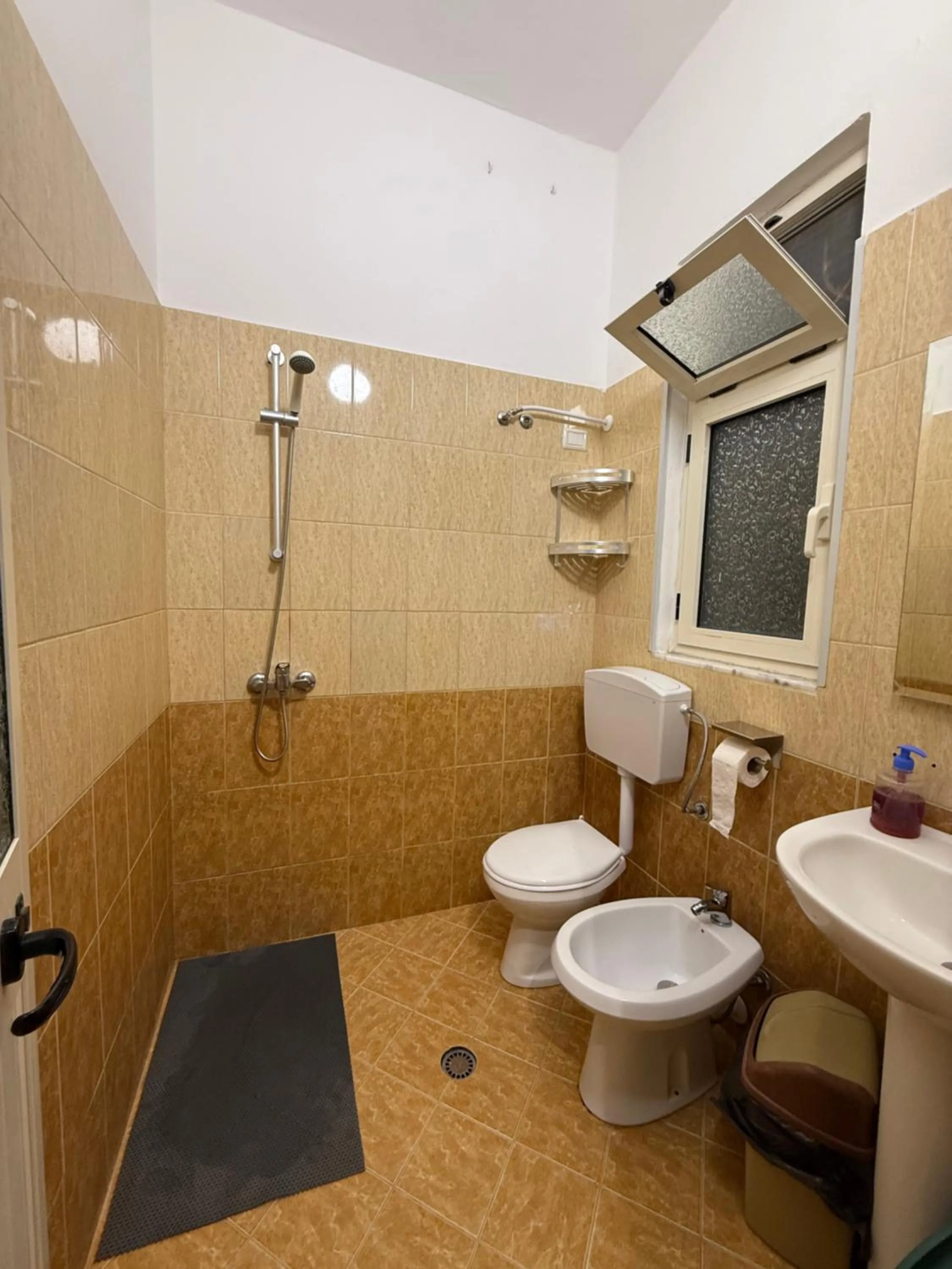 Bathroom in Guroal Holiday House
