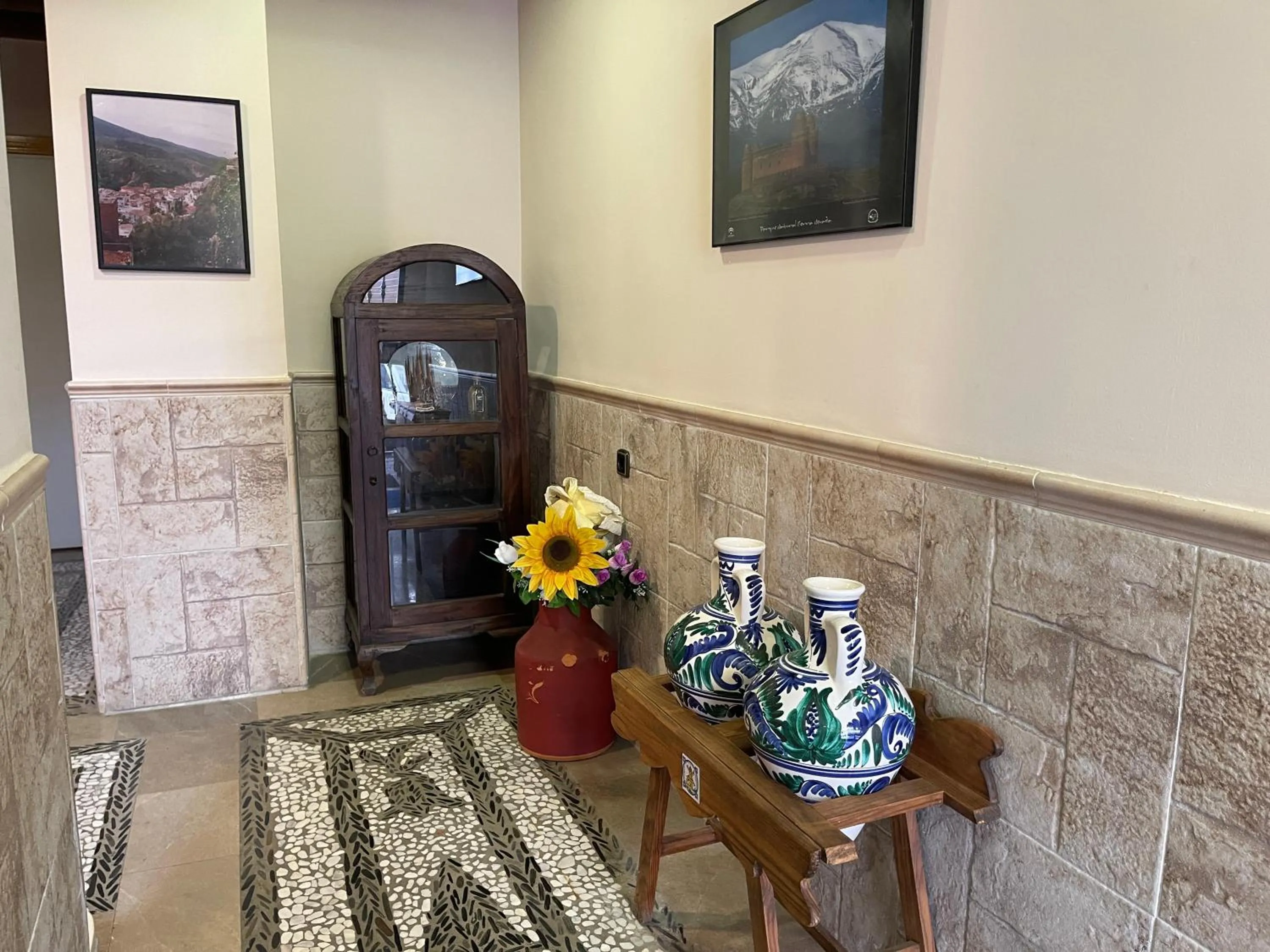 Lobby or reception in Quéntar Hotel Rural