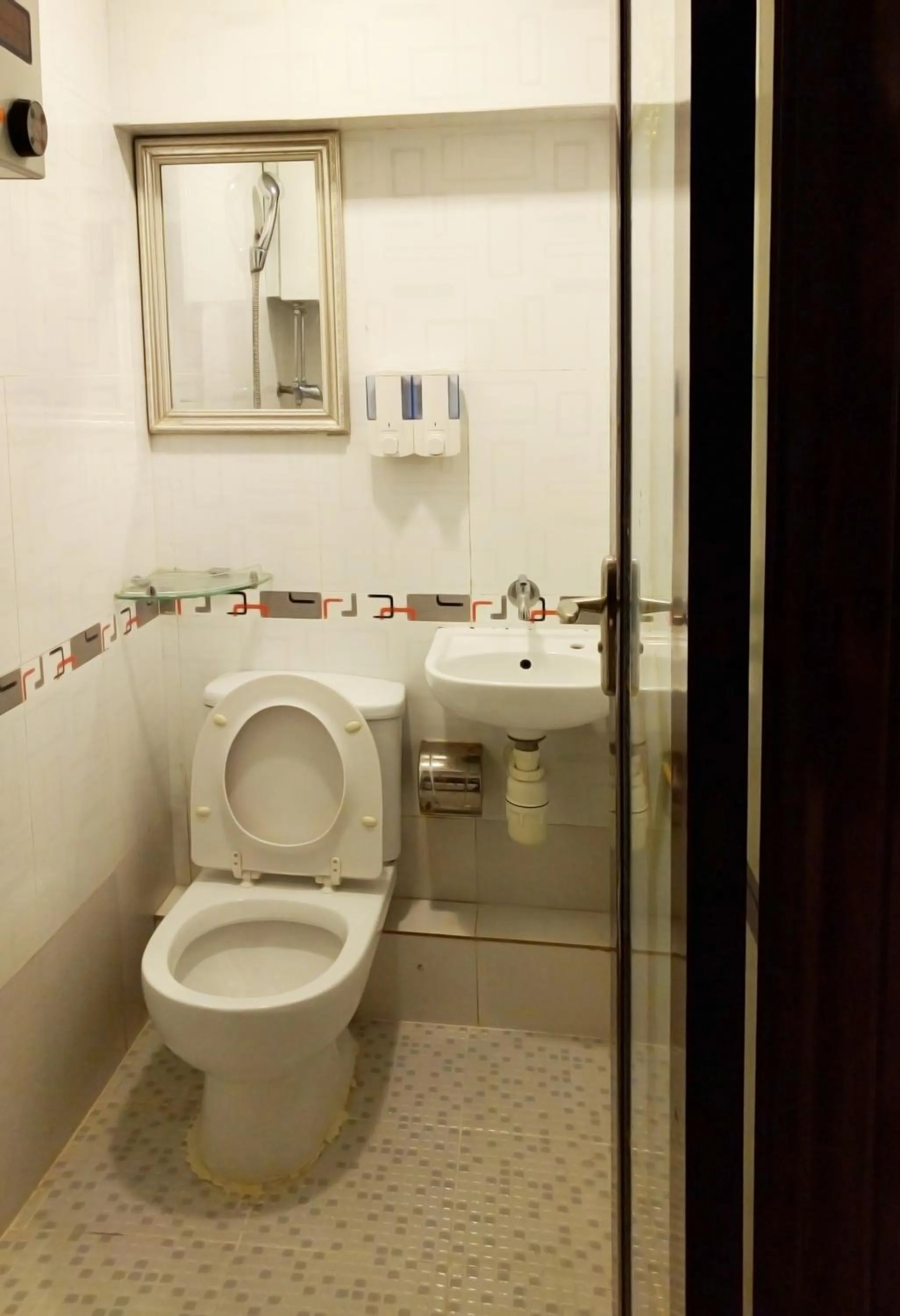 Bathroom in City HK Guest House 24 HOUR RECEPTION Block D & E 10TH FLOOR