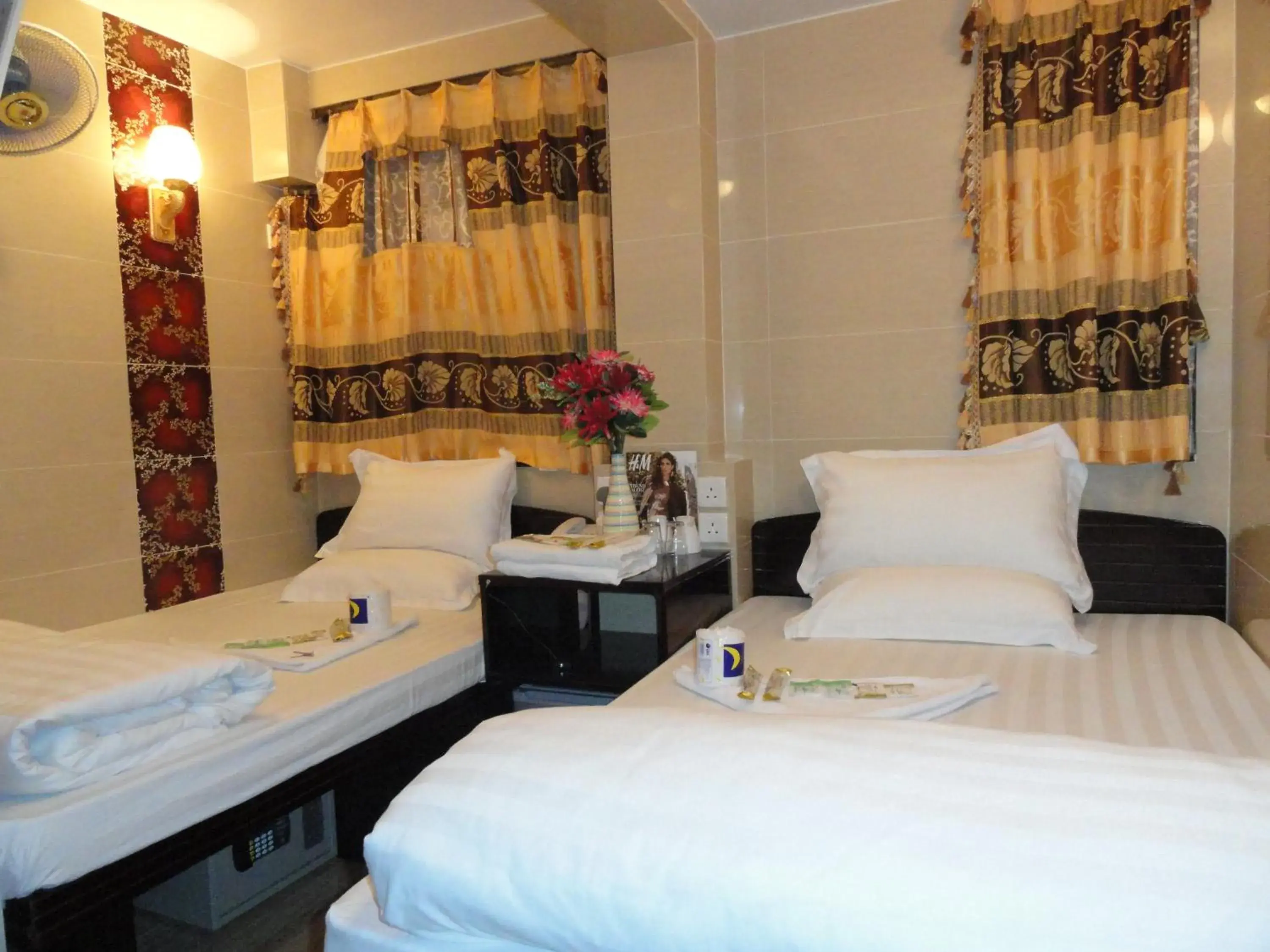 Standard Triple Room in City HK Guest House 24 HOUR RECEPTION Block D & E 10TH FLOOR Standard Triple Room in City HK Guest House 24 HOUR RECEPTION Block D & E 10TH FLOOR