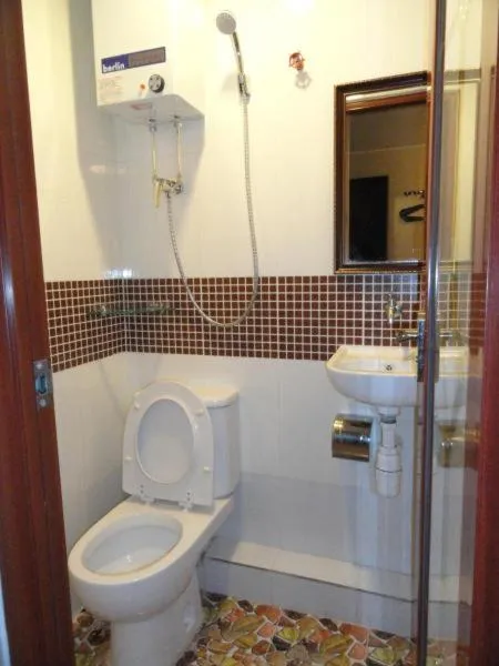 Shower in City HK Guest House 24 HOUR RECEPTION Block D & E 10TH FLOOR