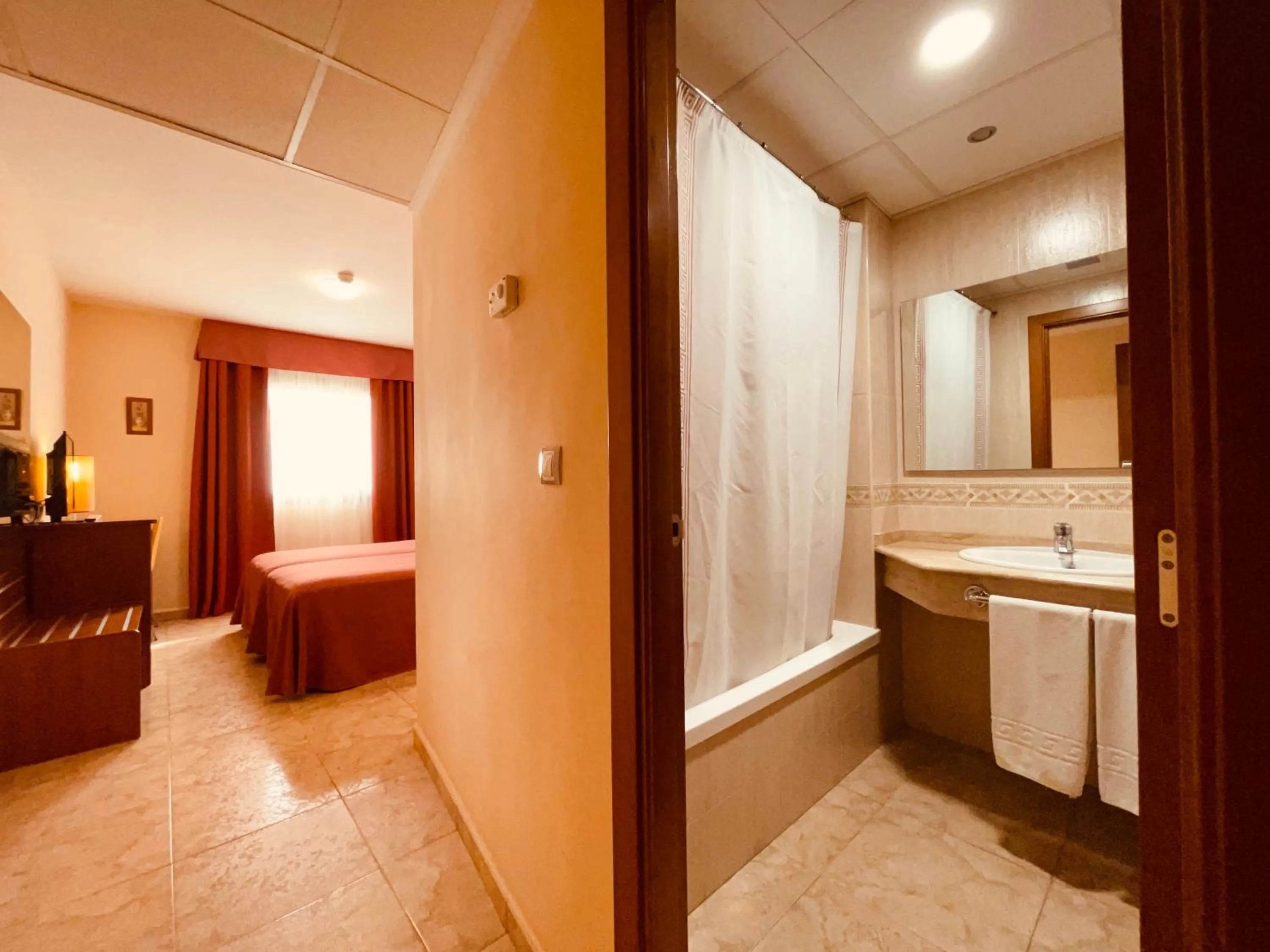 Bathroom, Bed in Torrijos