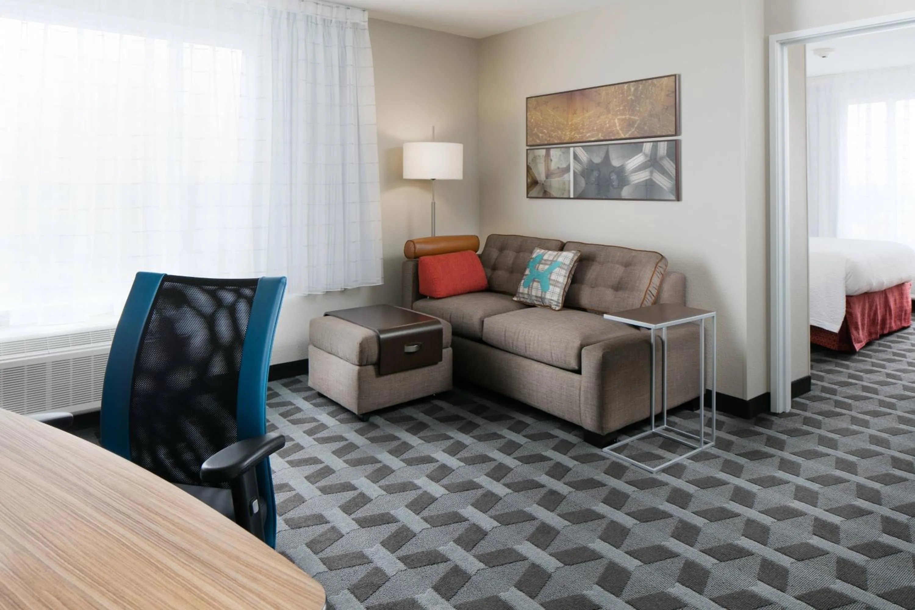 Living room in TownePlace Suites by Marriott Kansas City Airport