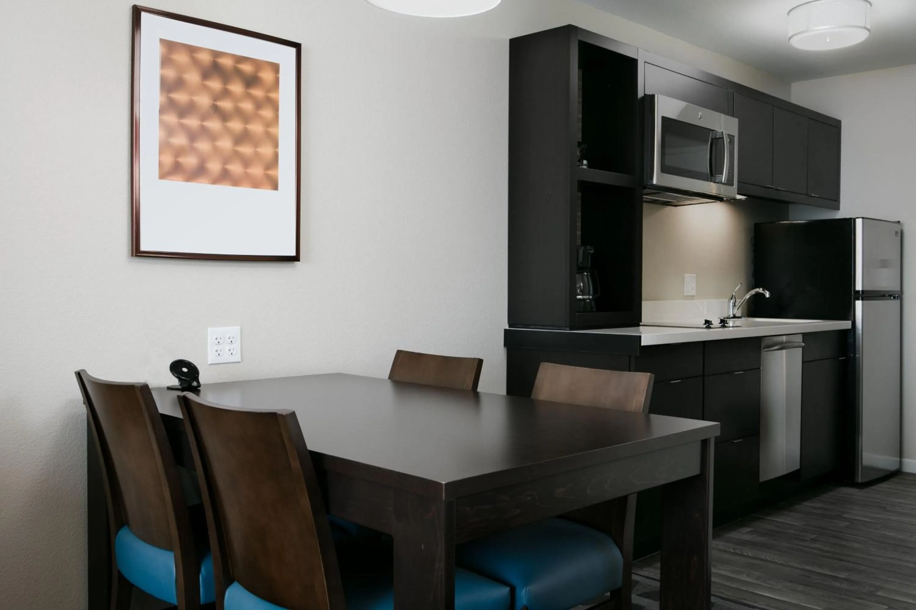 Kitchen or kitchenette in TownePlace Suites by Marriott Kansas City Airport