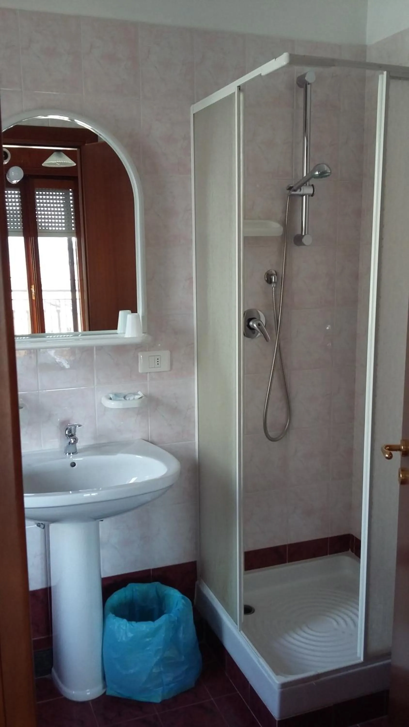 Bathroom in Hotel Caimo Bed-Breakfast