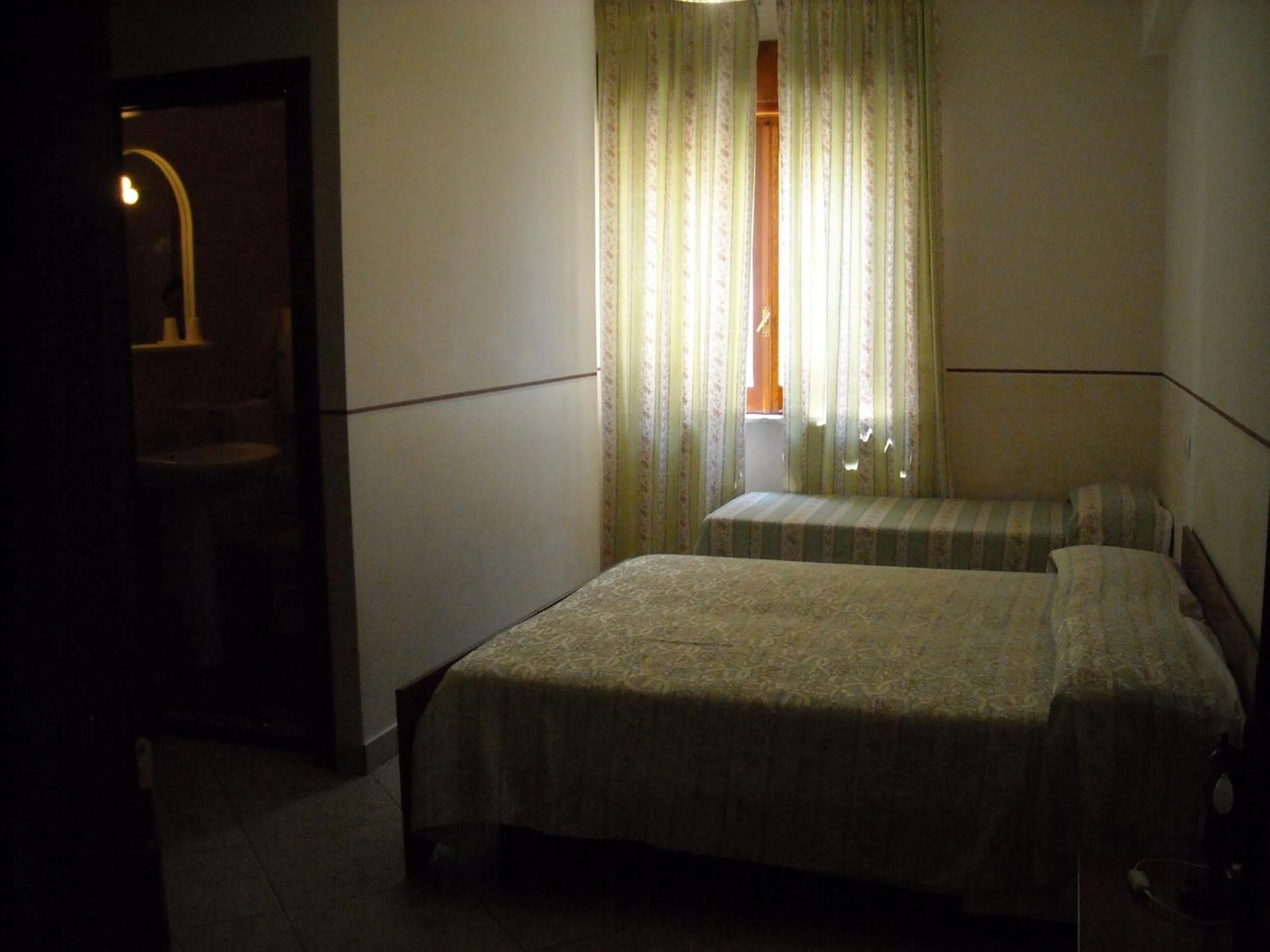Bathroom, Bed in Hotel Caimo Bed-Breakfast