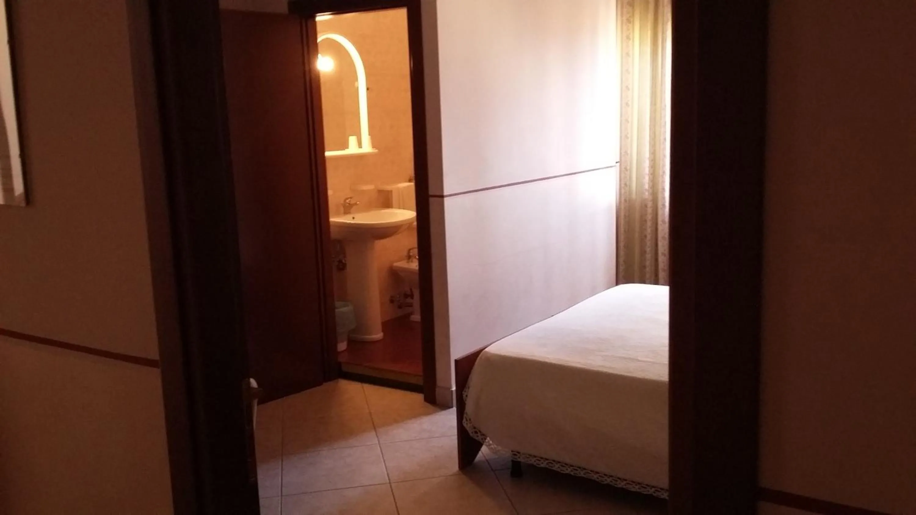 Bathroom, Bed in Hotel Caimo Bed-Breakfast
