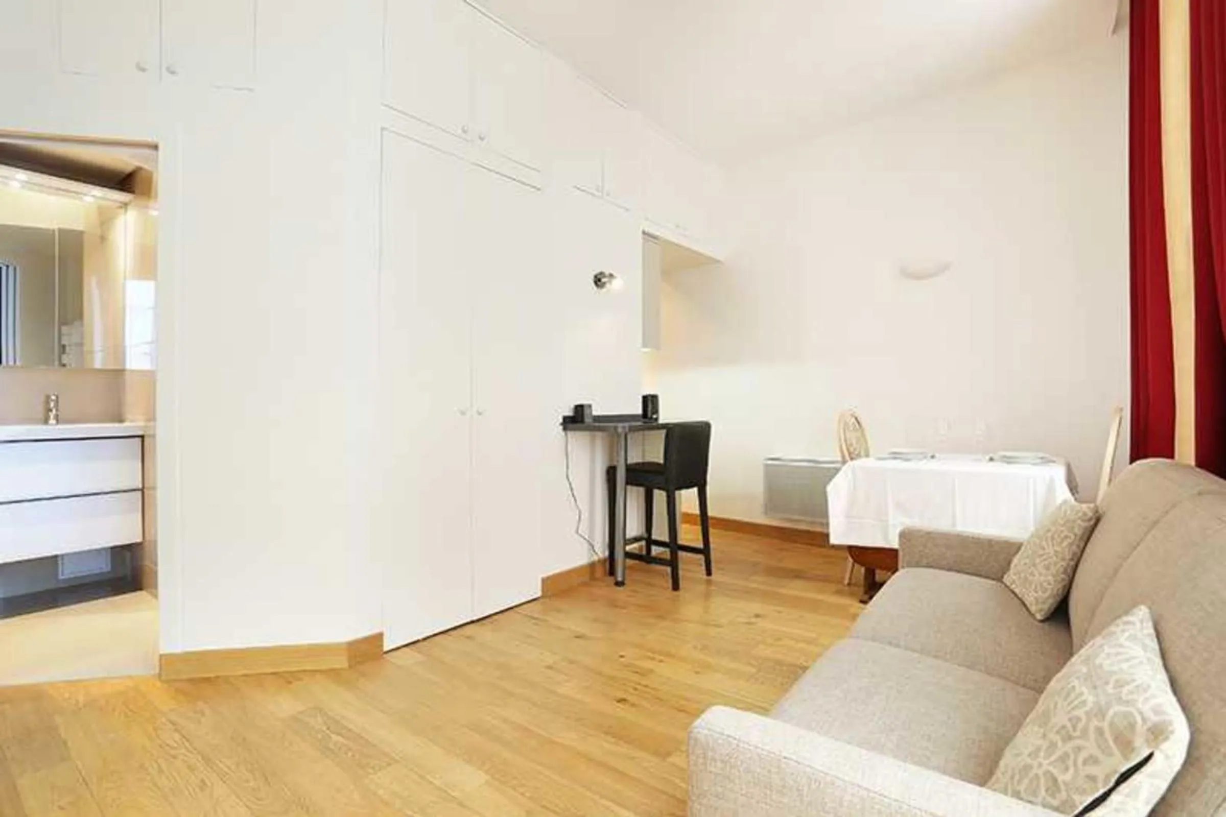 Living room, Bed in Residence central marais