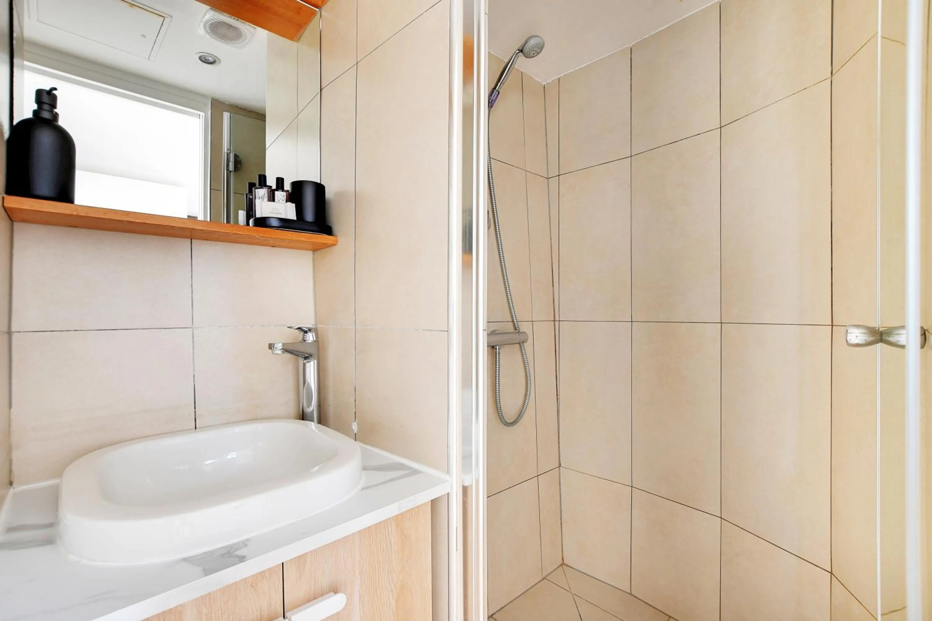 Shower in Residence central marais