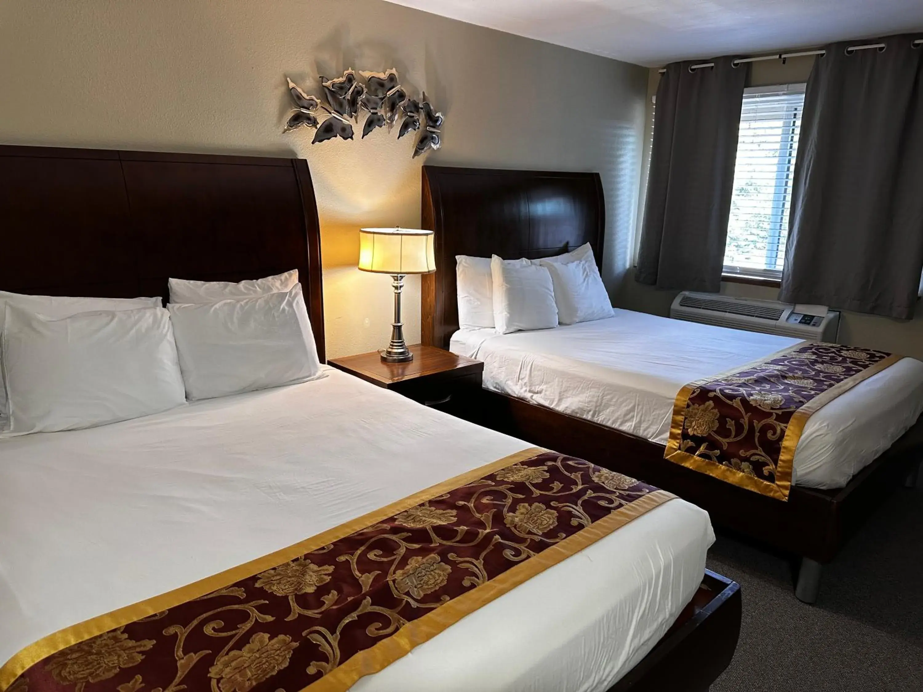 Two Queen Beds in Packwood Lodge & Cabins Two Queen Beds in Packwood Lodge & Cabins