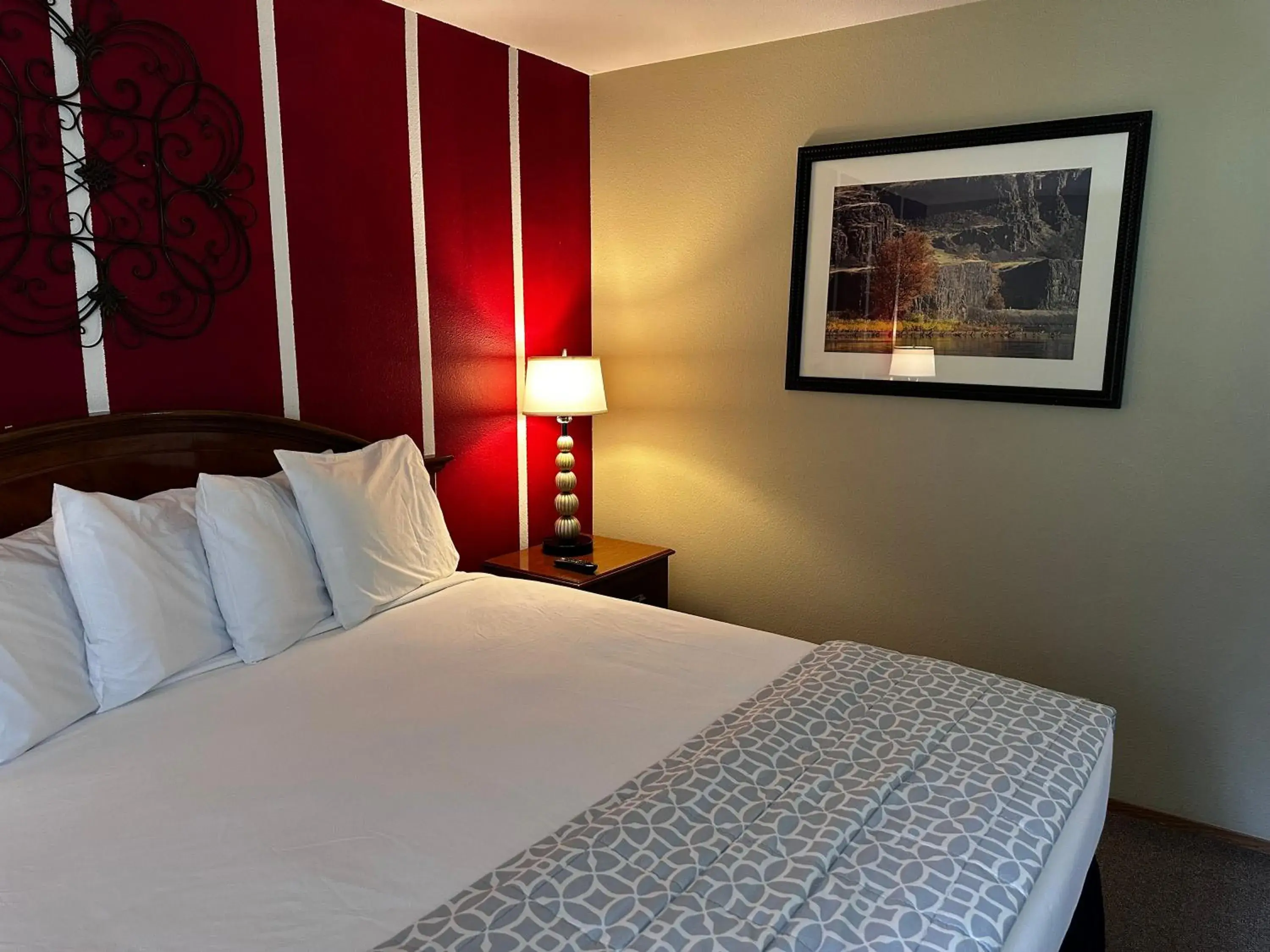 Single King Bed in Packwood Lodge & Cabins Single King Bed in Packwood Lodge & Cabins