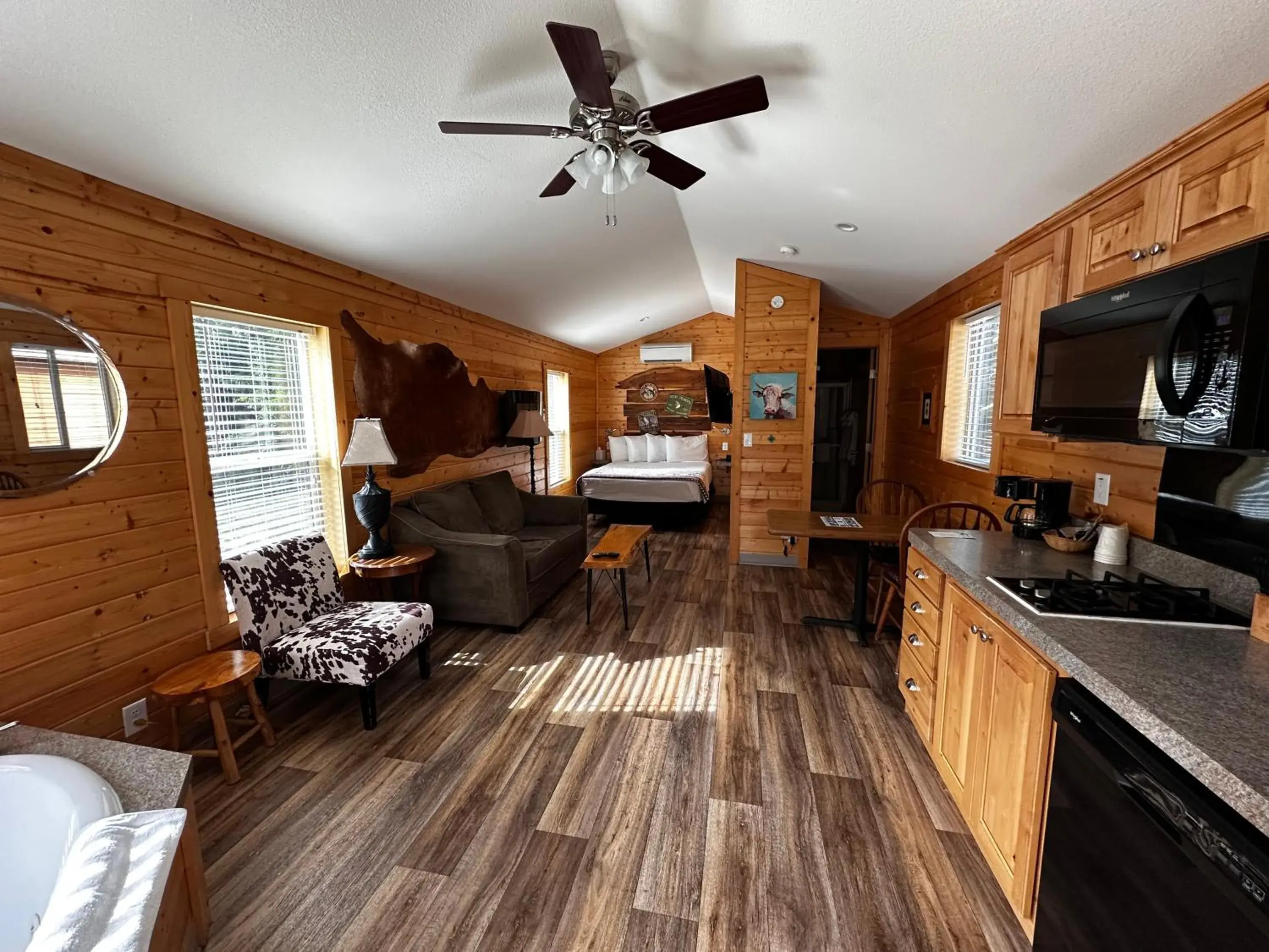 Couples Cabin with Jetted Tub in Packwood Lodge & Cabins Couples Cabin with Jetted Tub in Packwood Lodge & Cabins