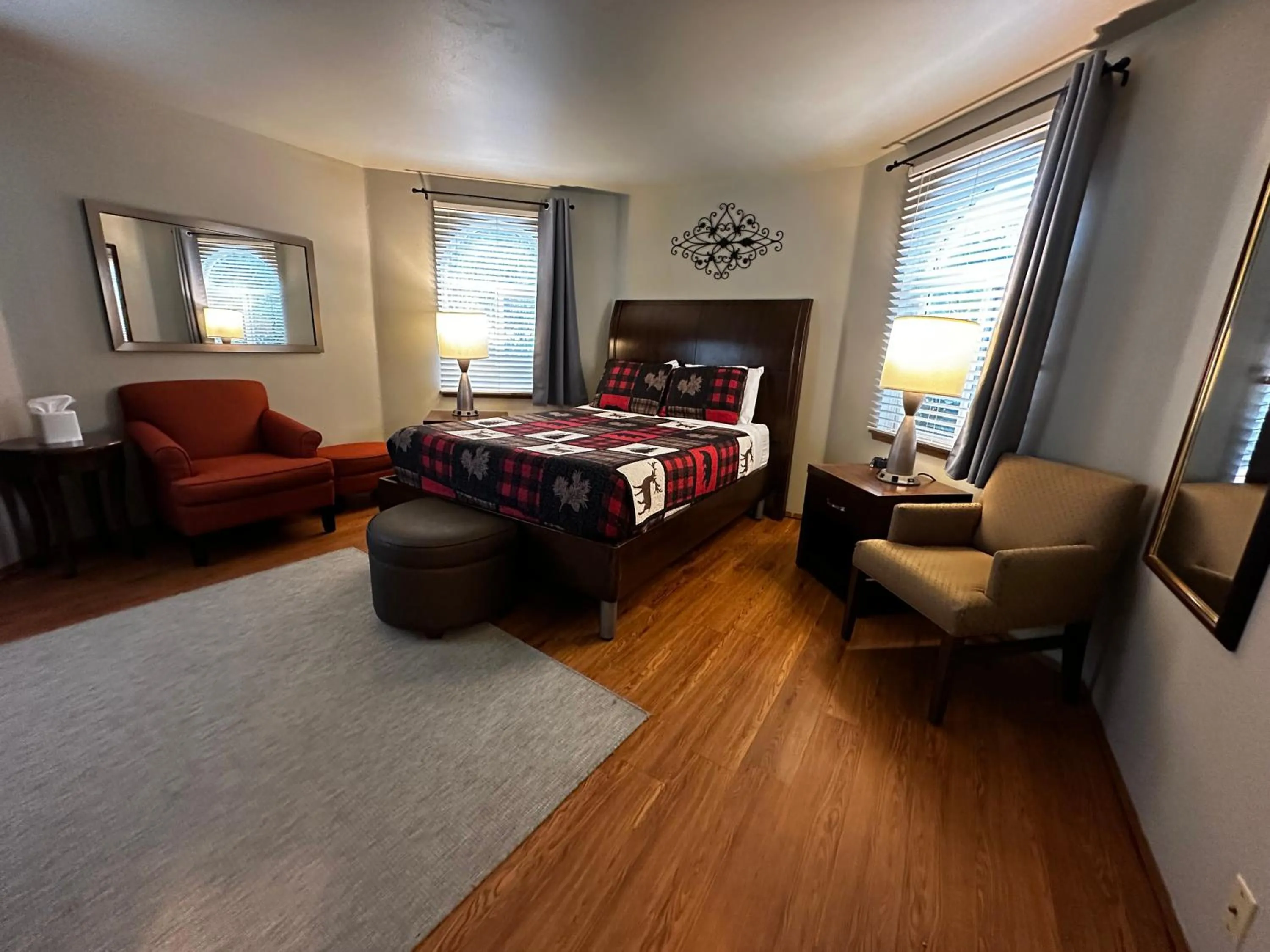 Seating area, Bed in Packwood Lodge & Cabins