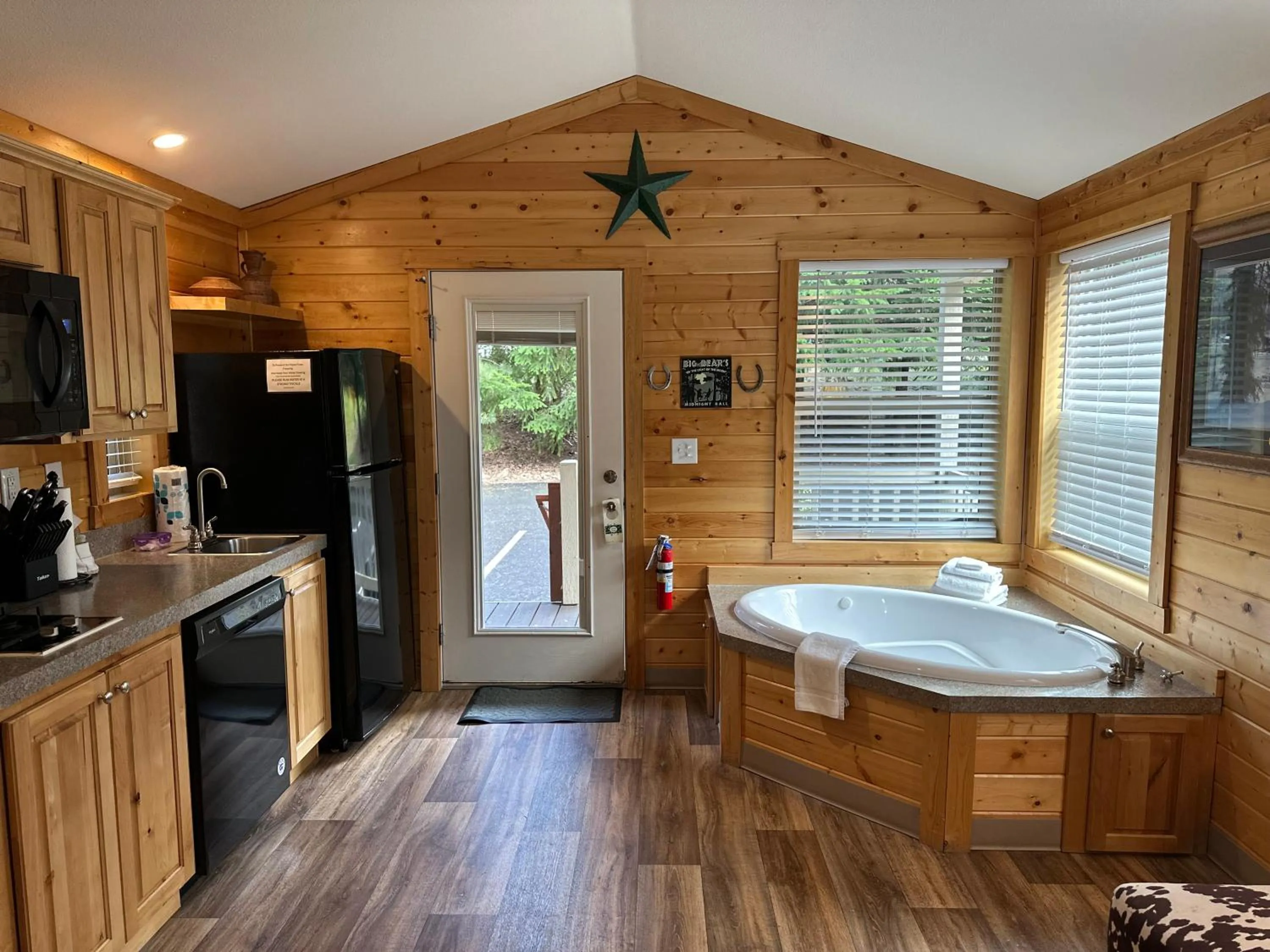 Hot Tub in Packwood Lodge & Cabins
