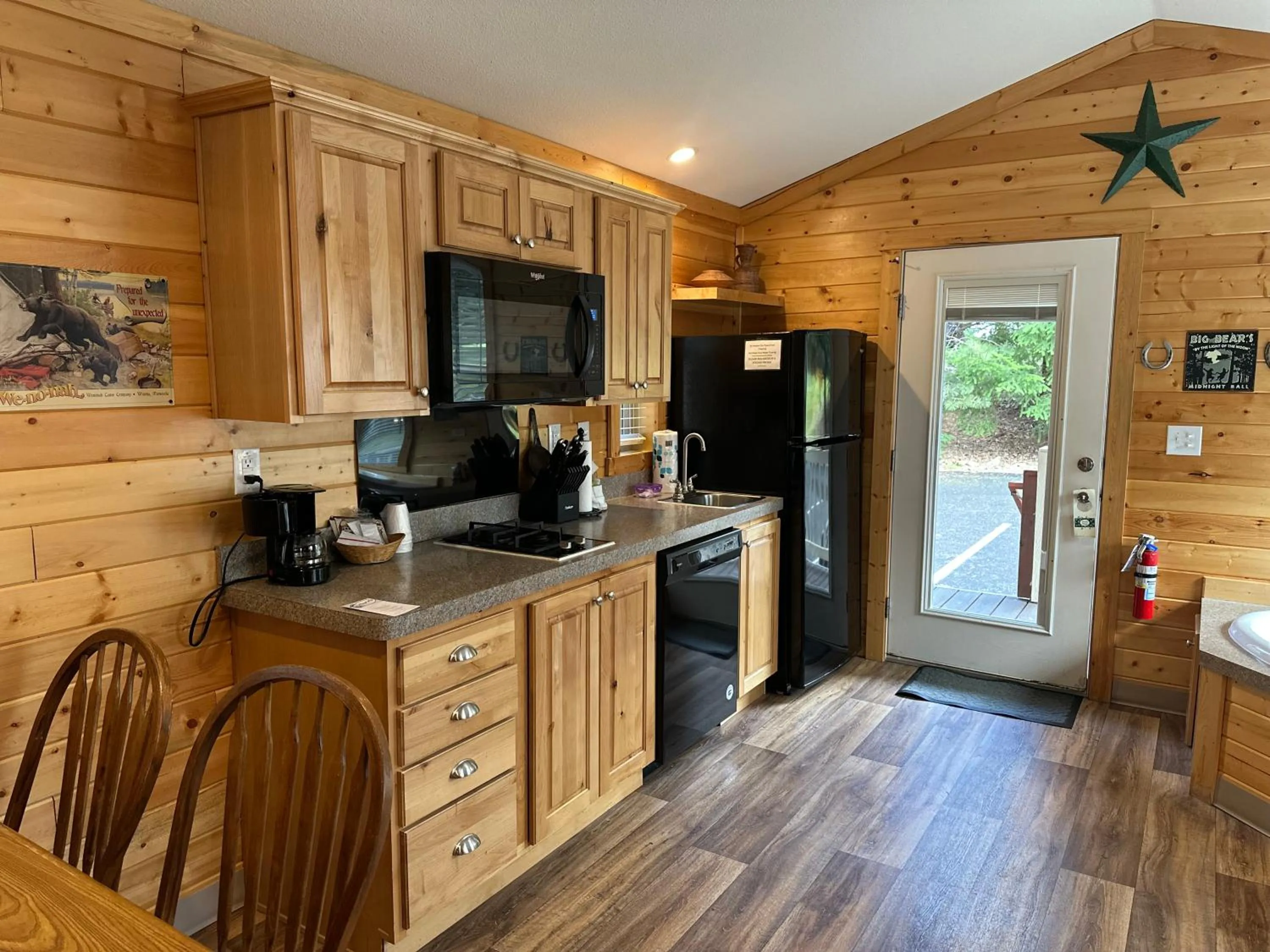 kitchen in Packwood Lodge & Cabins