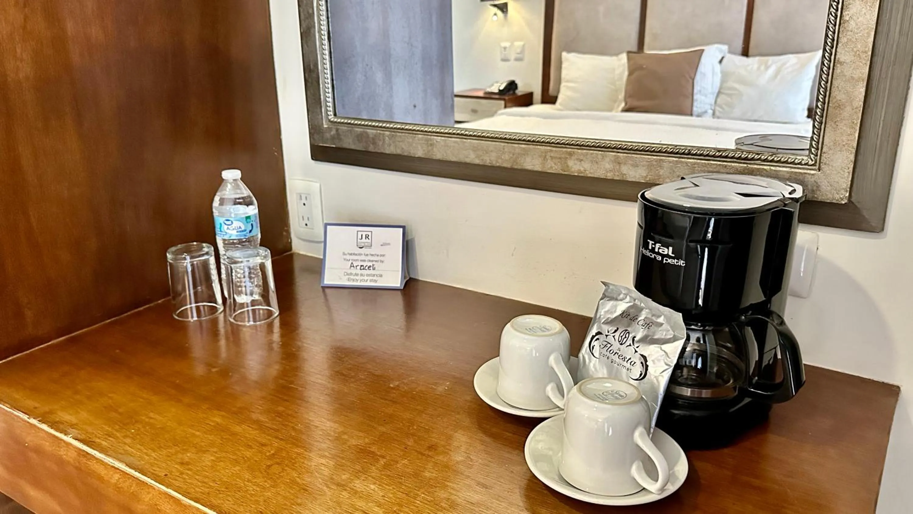 Coffee/tea facilities in Suites Lerma 205