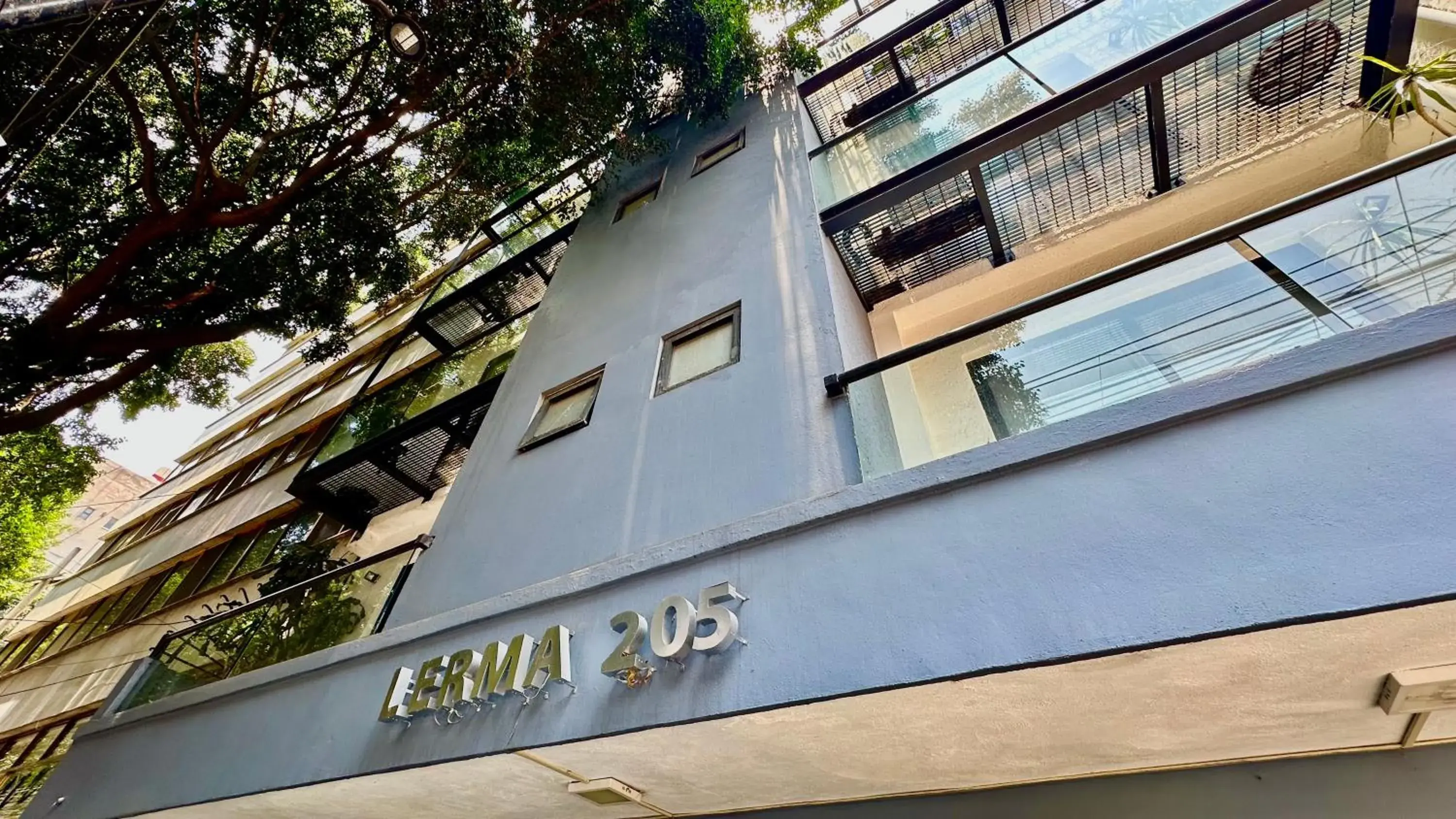 Property building in Suites Lerma 205 Property building in Suites Lerma 205