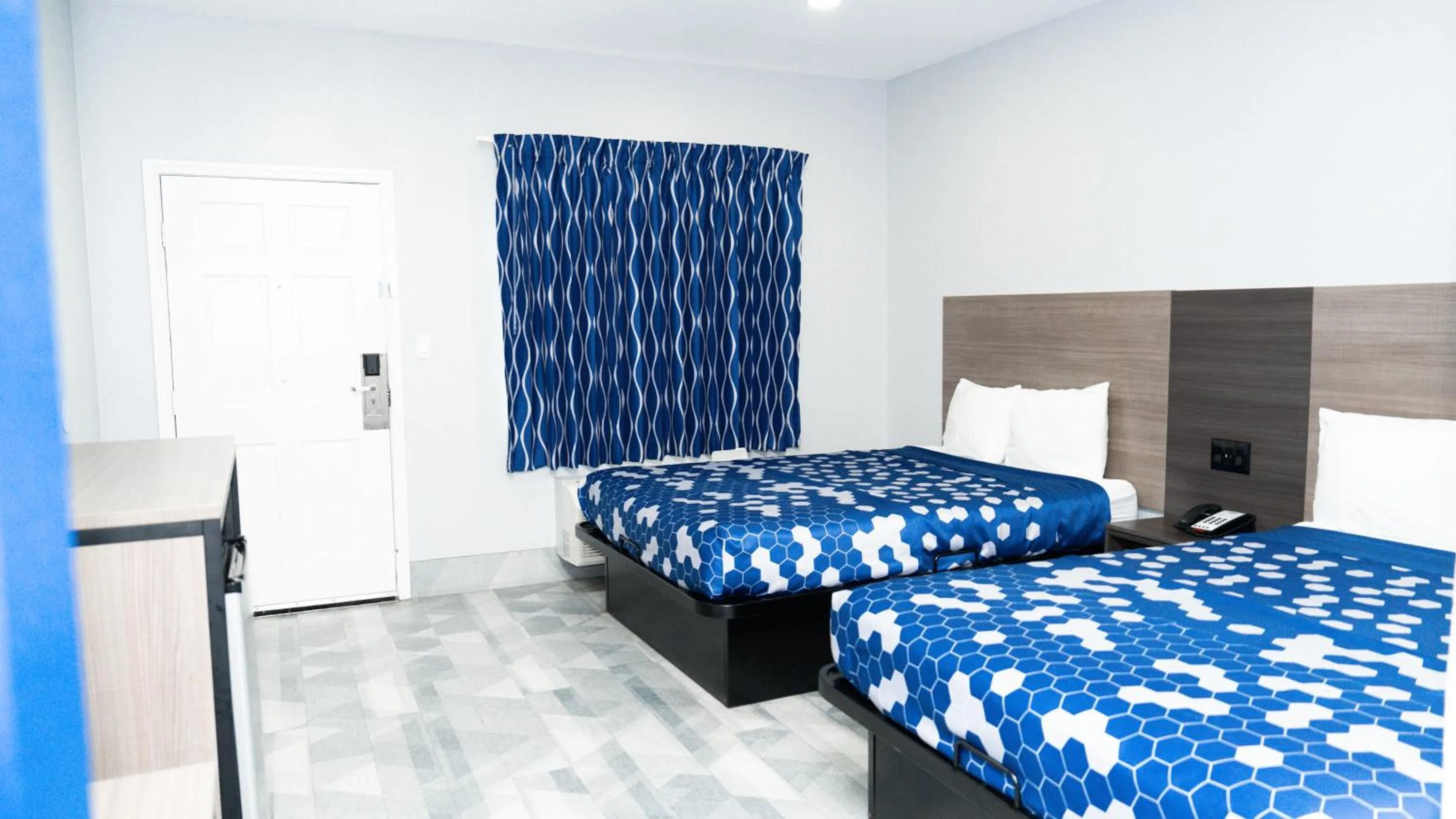 Bed in Airway Inn - IAH Airport