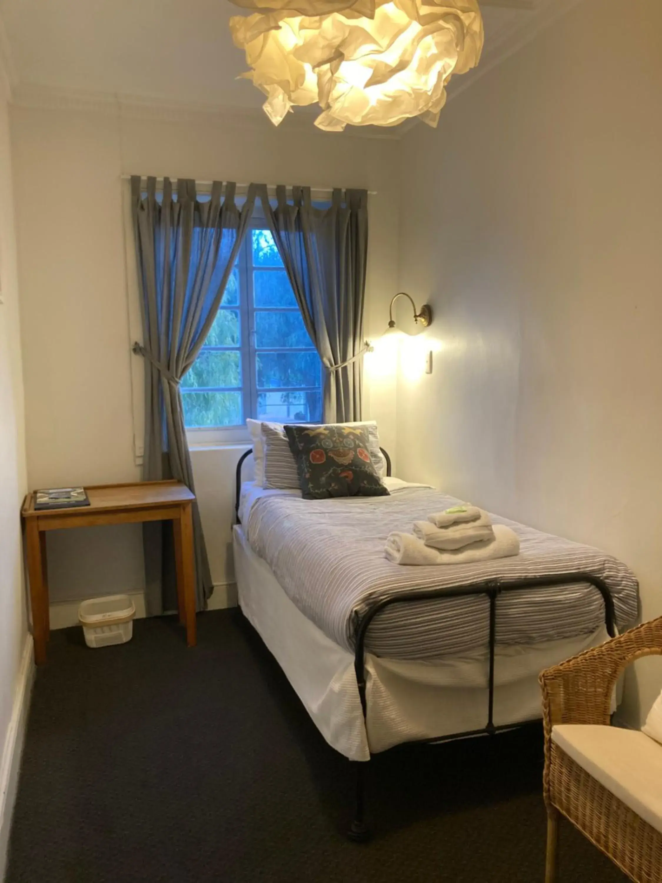 Budget Single Room with Shared Bathroom in Caledonian Inn Budget Single Room with Shared Bathroom in Caledonian Inn